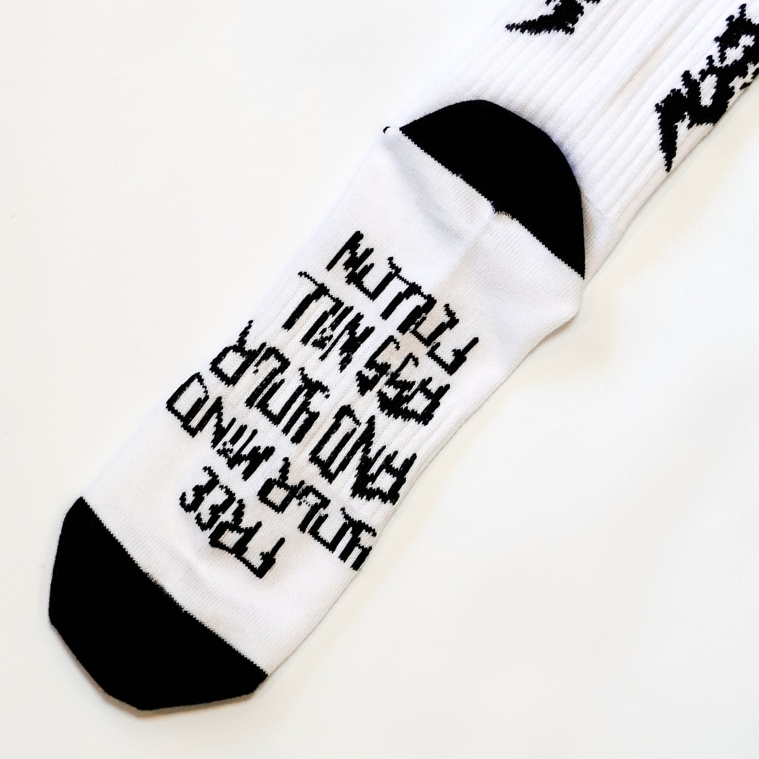 T.C.R METAL MONOGRAM LOGO SOCKS - WHITE