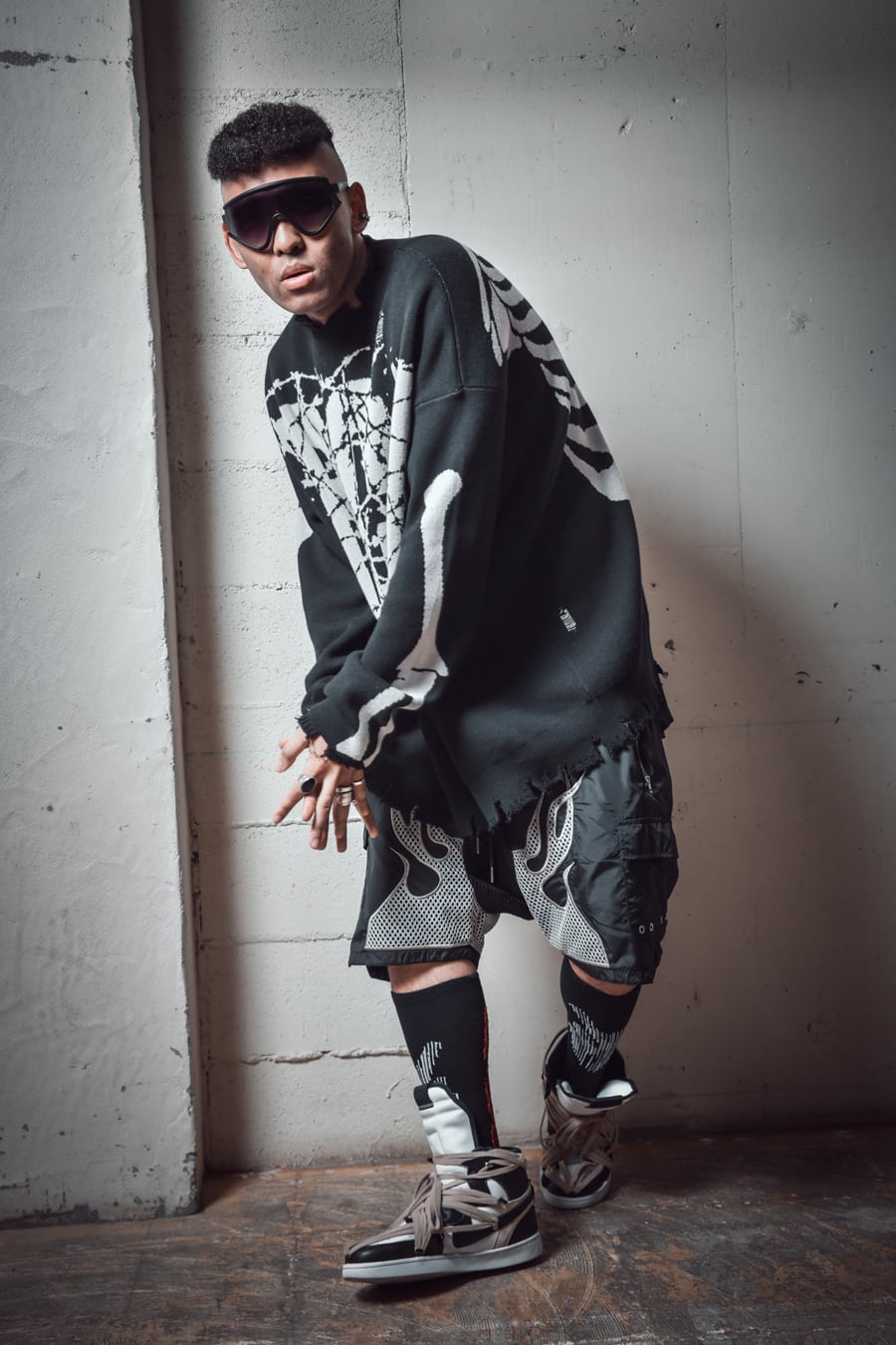T.C.R REVARSE LOGO DAMAGE SWEATER - BLACK
