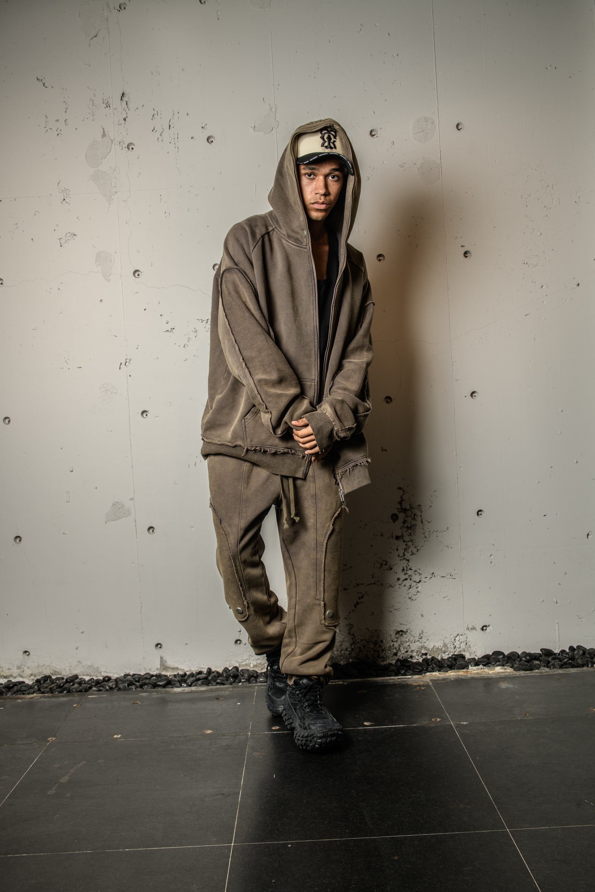 T.C.R DISTRESSED WASHED BAGGY SWEAT PANTS - KHAKI