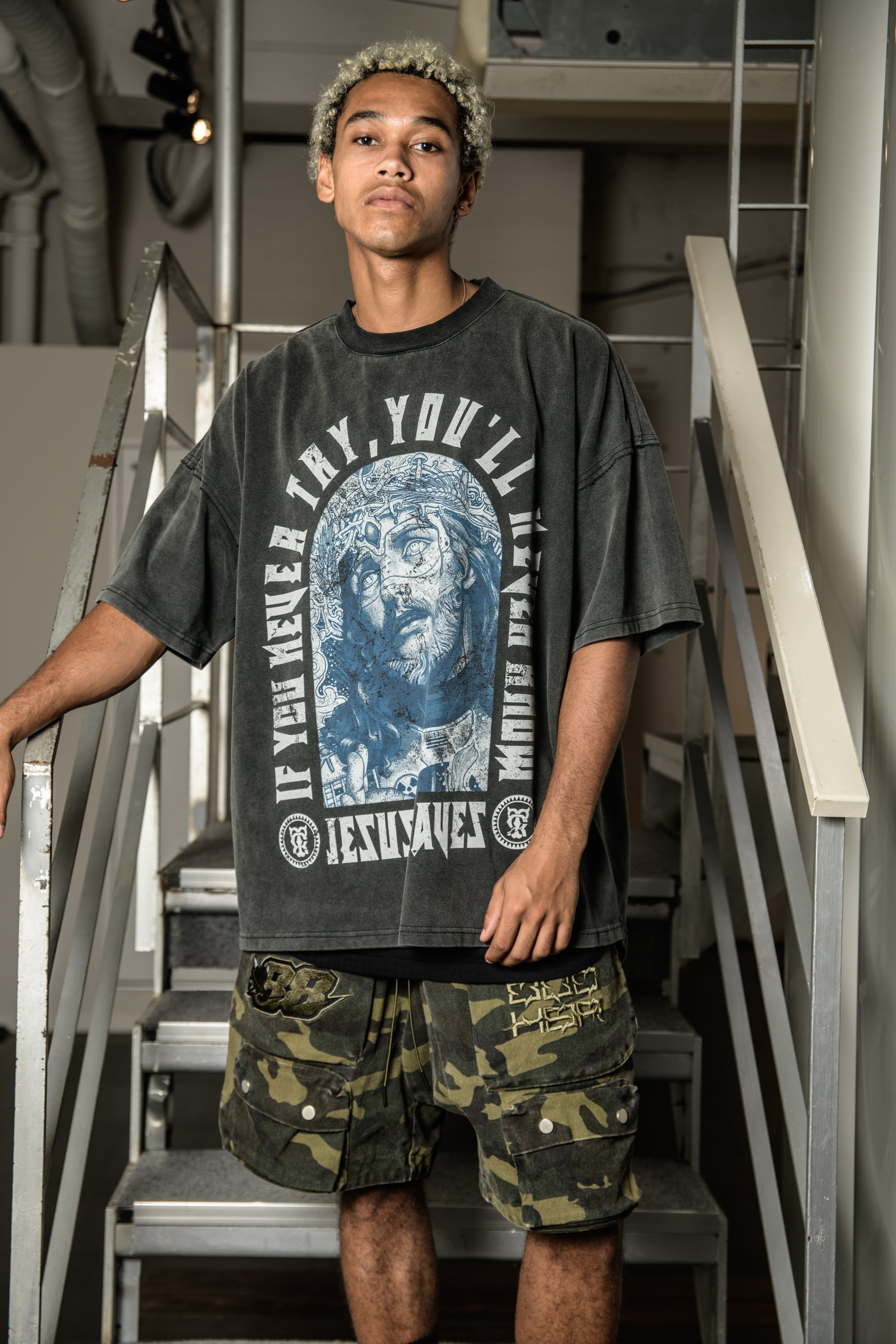 T.C.R JESUS RAVES VINTAGE WASHED S/S TEE - BLACK
