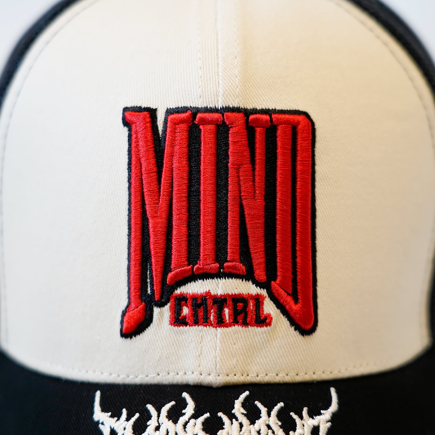 T.C.R MIND CNTRL 6PANEL SNAP BACK MESH LOW CAP - BLACK / BEIGE