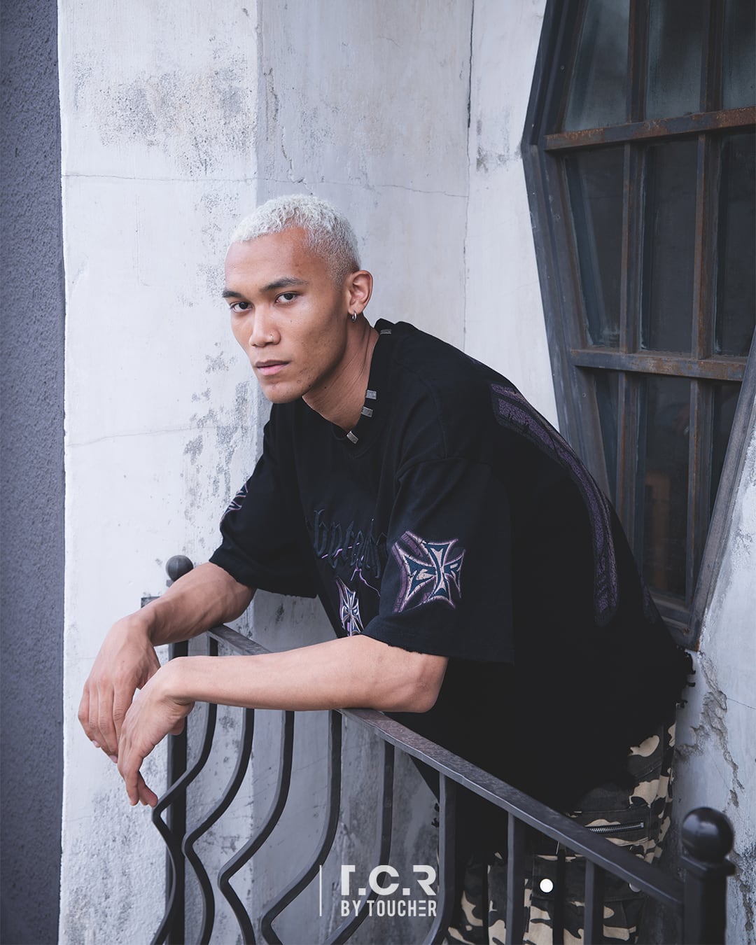 T.C.R CROSS LOGO DAMAGE S/S TEE - BLACK