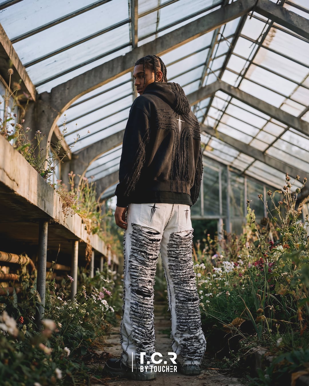 T.C.R DARK KNIGHT CROPPED ZIP HOODIE - BLACK