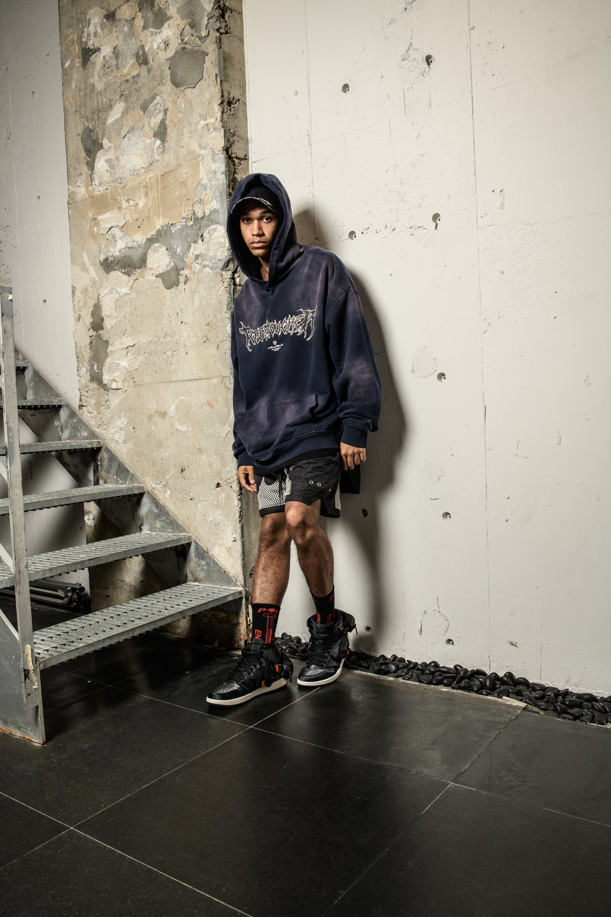 T.C.R METAL LOGO FADE WASHED HOODIE - NAVY