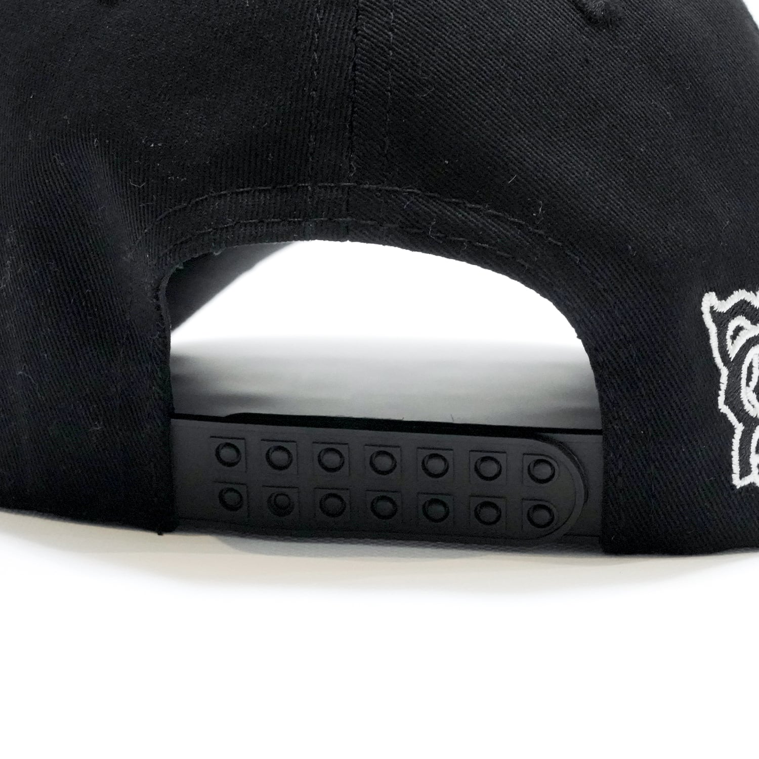 T.C.R METAL LOGO 6PANEL TRUCKER CAP - BLACK