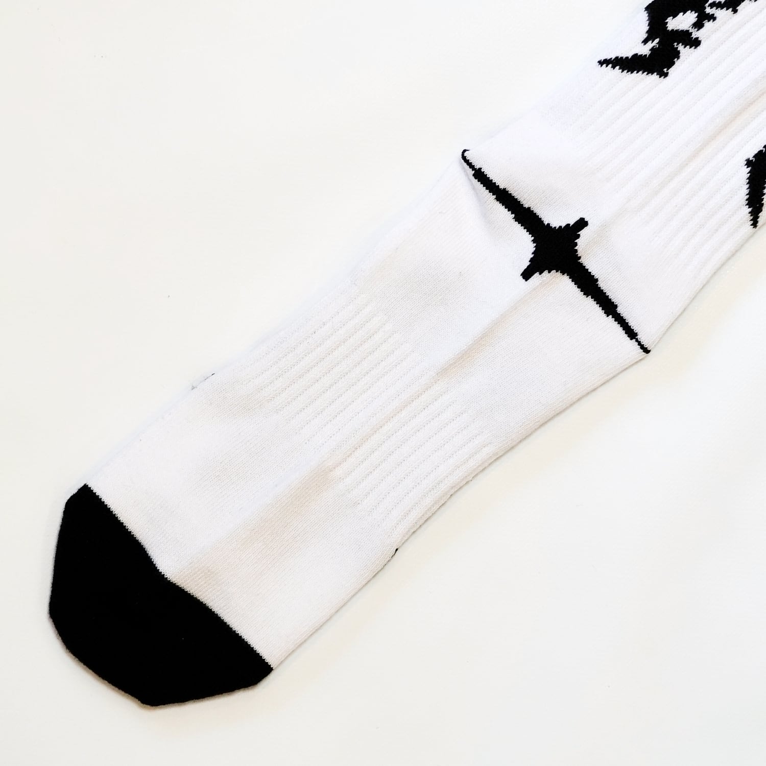 T.C.R METAL MONOGRAM LOGO SOCKS - WHITE
