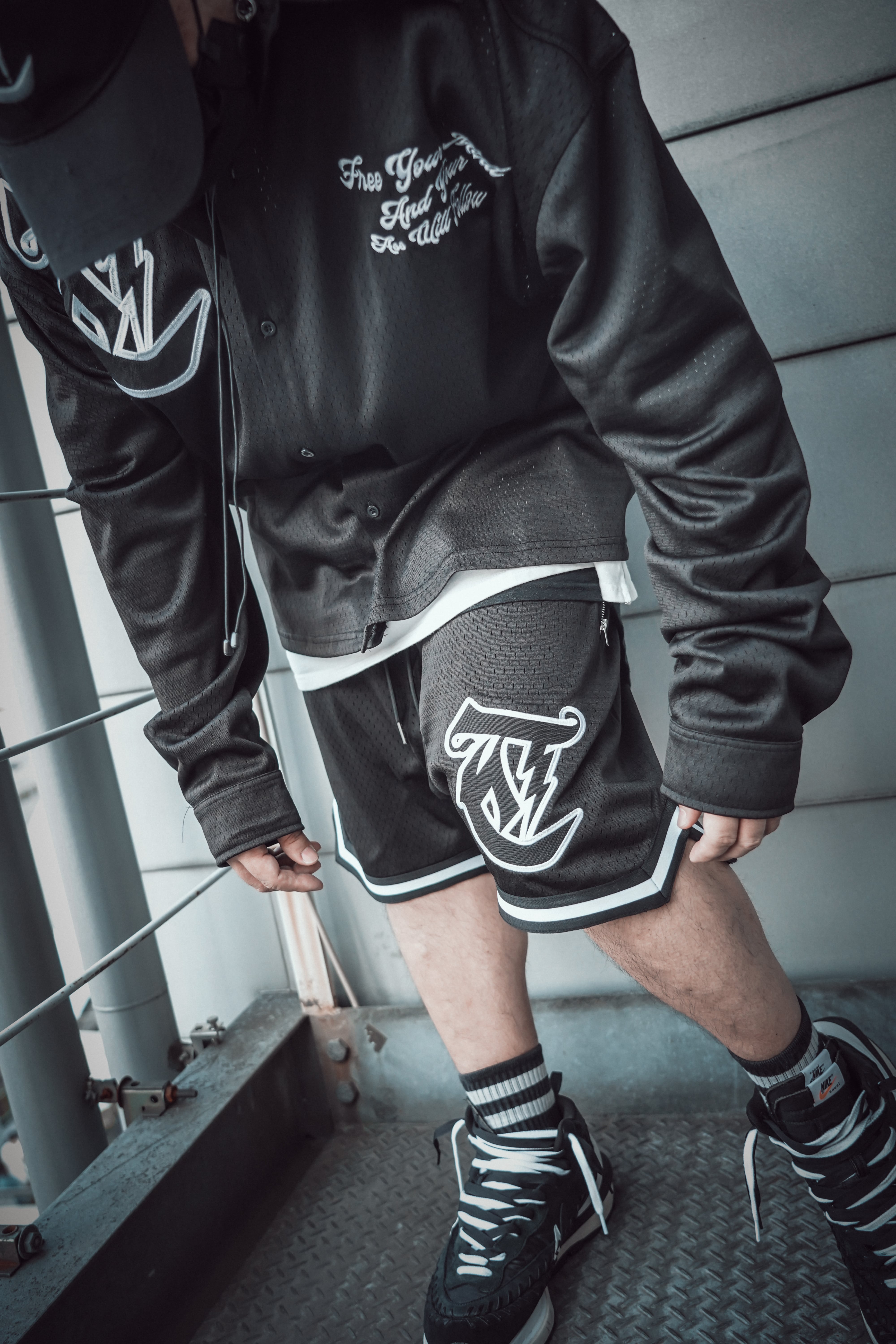 T.C.R LIGHTNING LOGO SARUEL BASKETBALL MESH SHORTS - BLACK