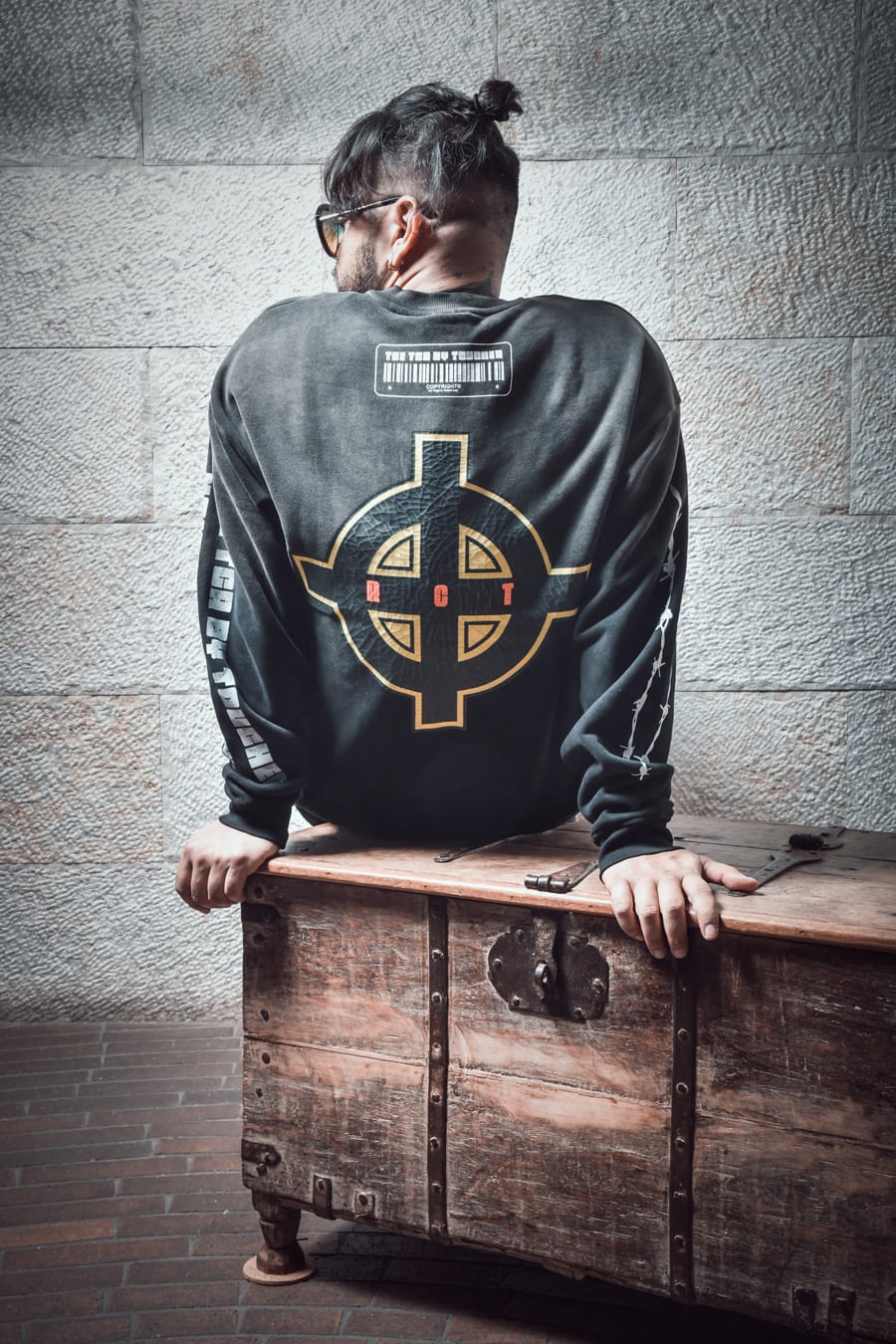 T.C.R IN MY HANDZ CREW NECK SWEAT SHIRT - BLACK