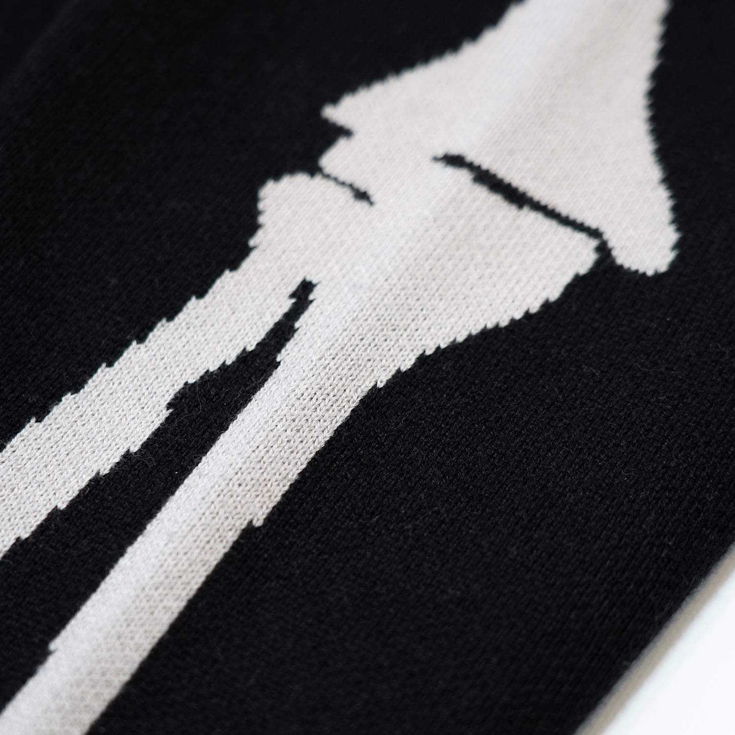 T.C.R REVARSE LOGO DAMAGE SWEATER - BLACK