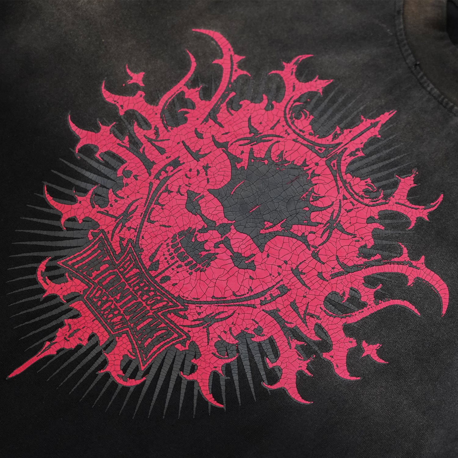 T.C.R TRIBAL SKULL EMBLEM FADED L/S TEE - BLACK