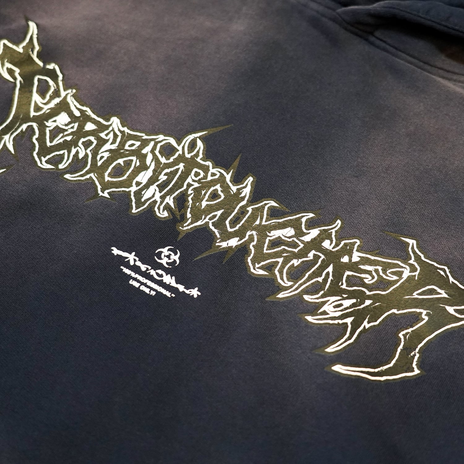 T.C.R METAL LOGO FADE WASHED HOODIE - NAVY