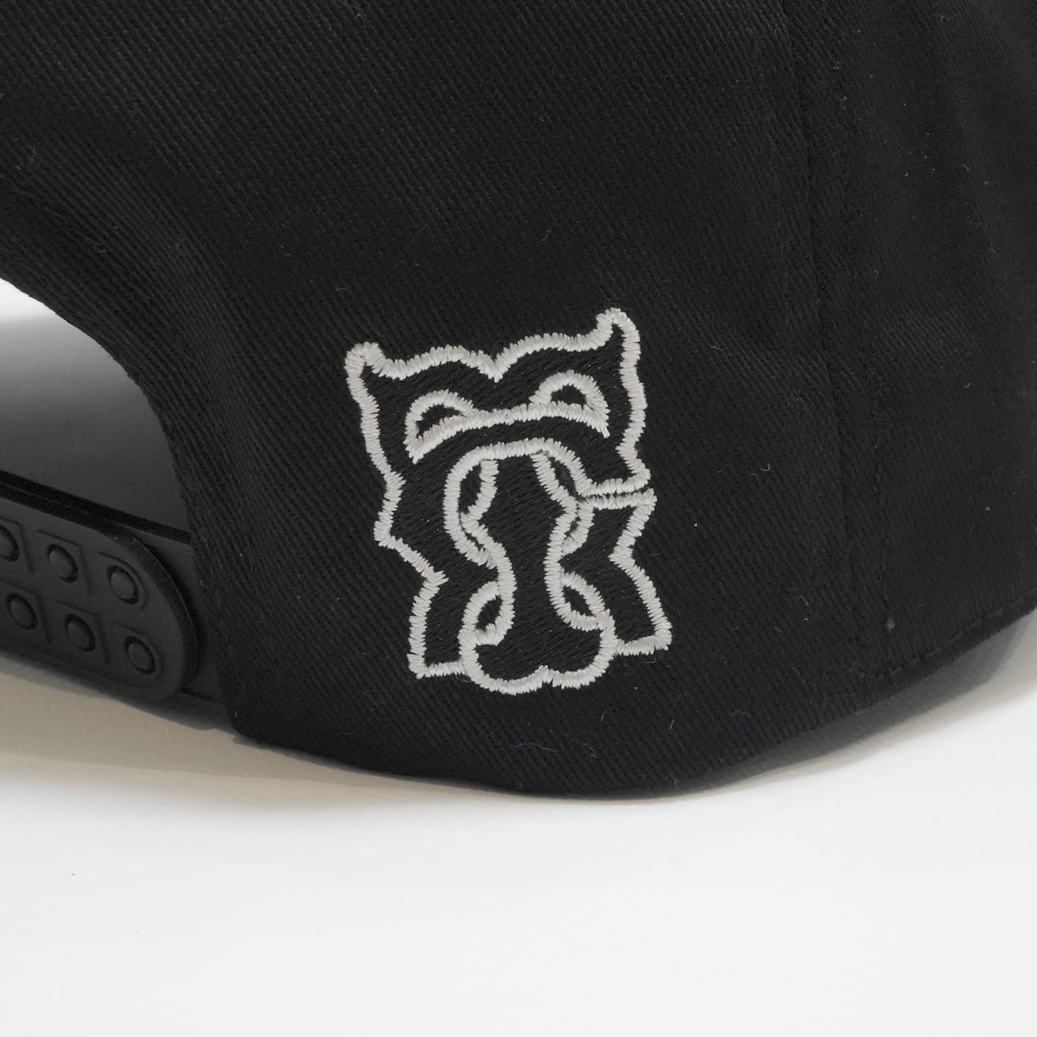 T.C.R METAL LOGO 6PANEL TRUCKER CAP - BLACK