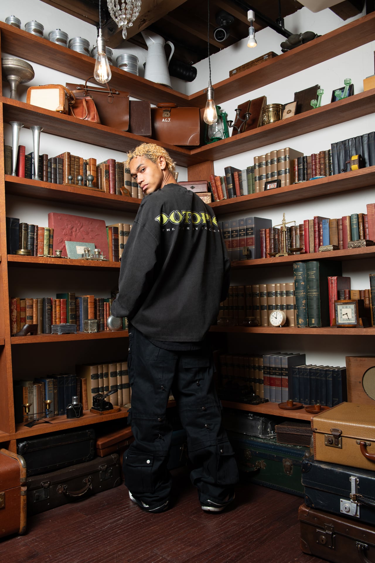 T.C.R NUTOPIA WASHED DAMAGE L/S TEE - BLACK