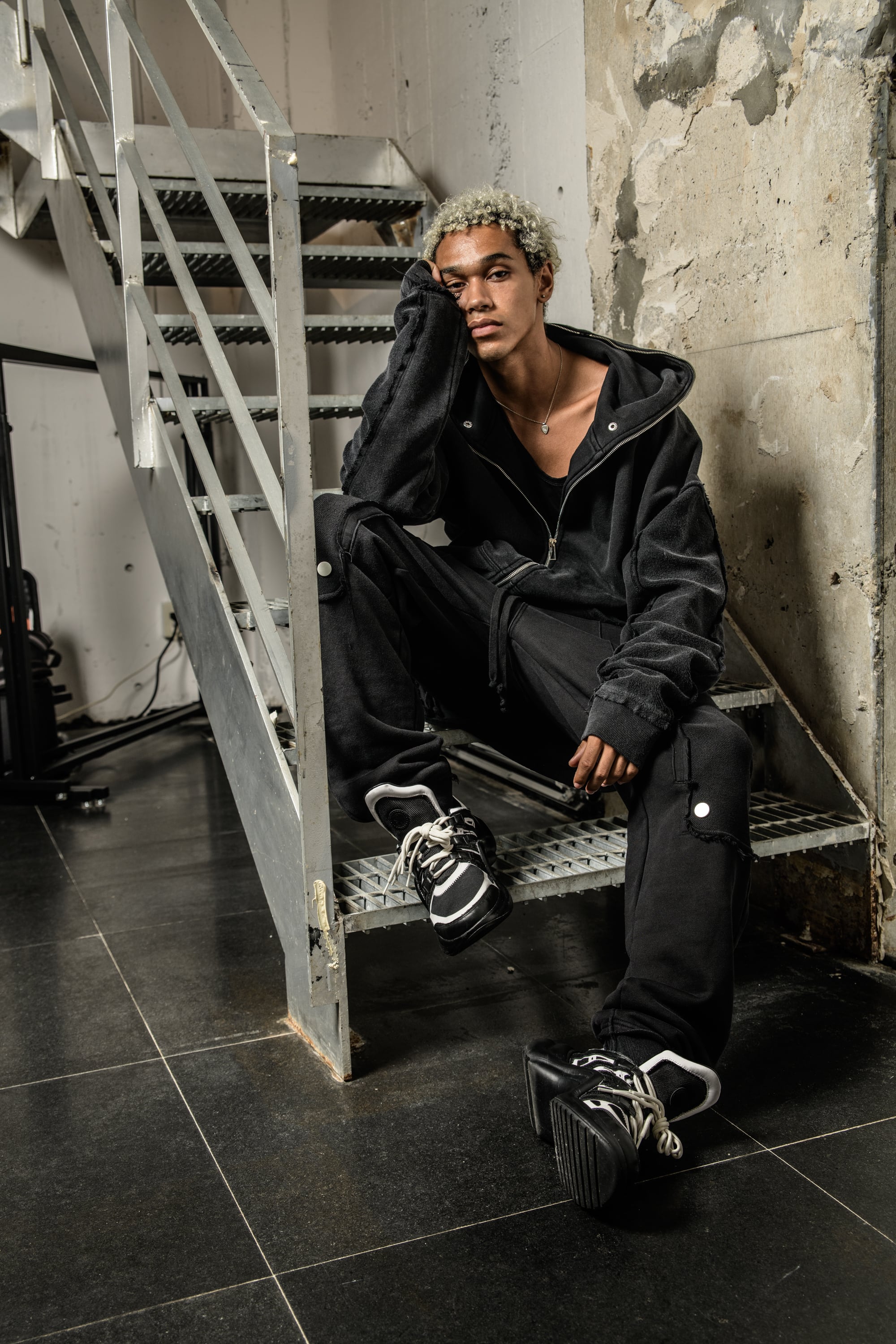 T.C.R DISTRESSED WASHED FULL-ZIP BAGGY HOODIE - BLACK