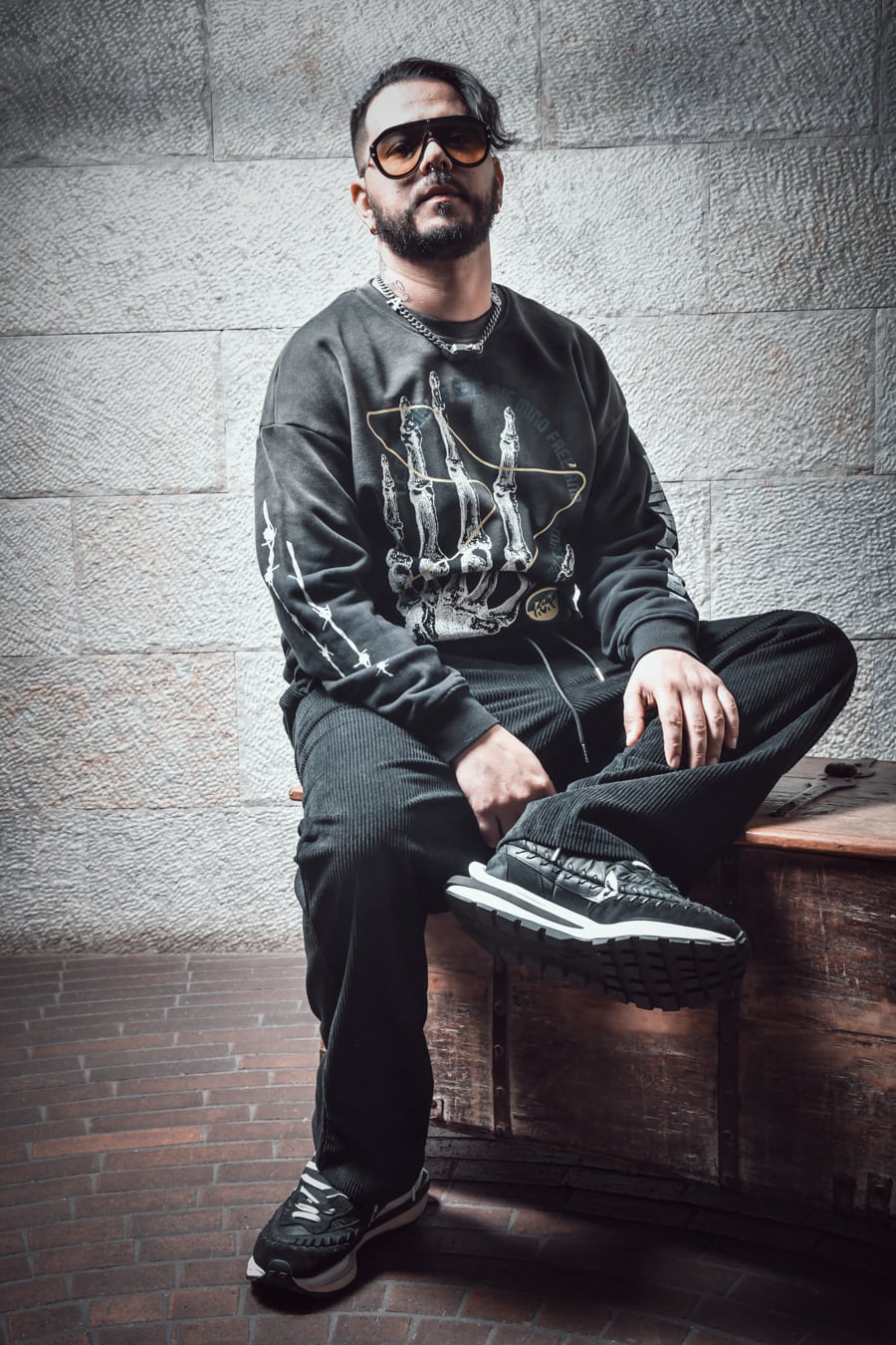 T.C.R IN MY HANDZ CREW NECK SWEAT SHIRT - BLACK