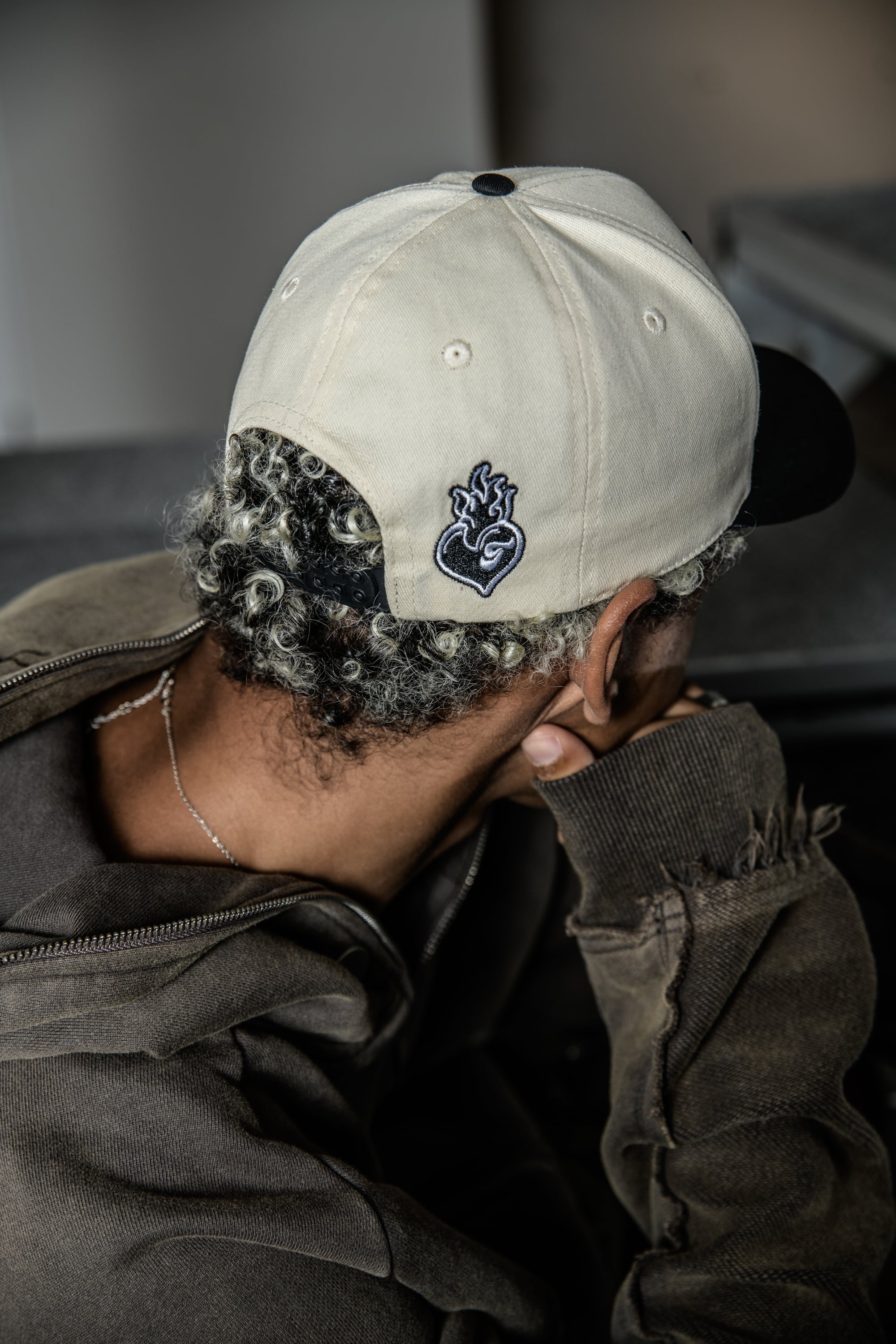 T.C.R MONOGRAM LOGO 6PANEL TRUCKER CAP - BEIGE / BLACK