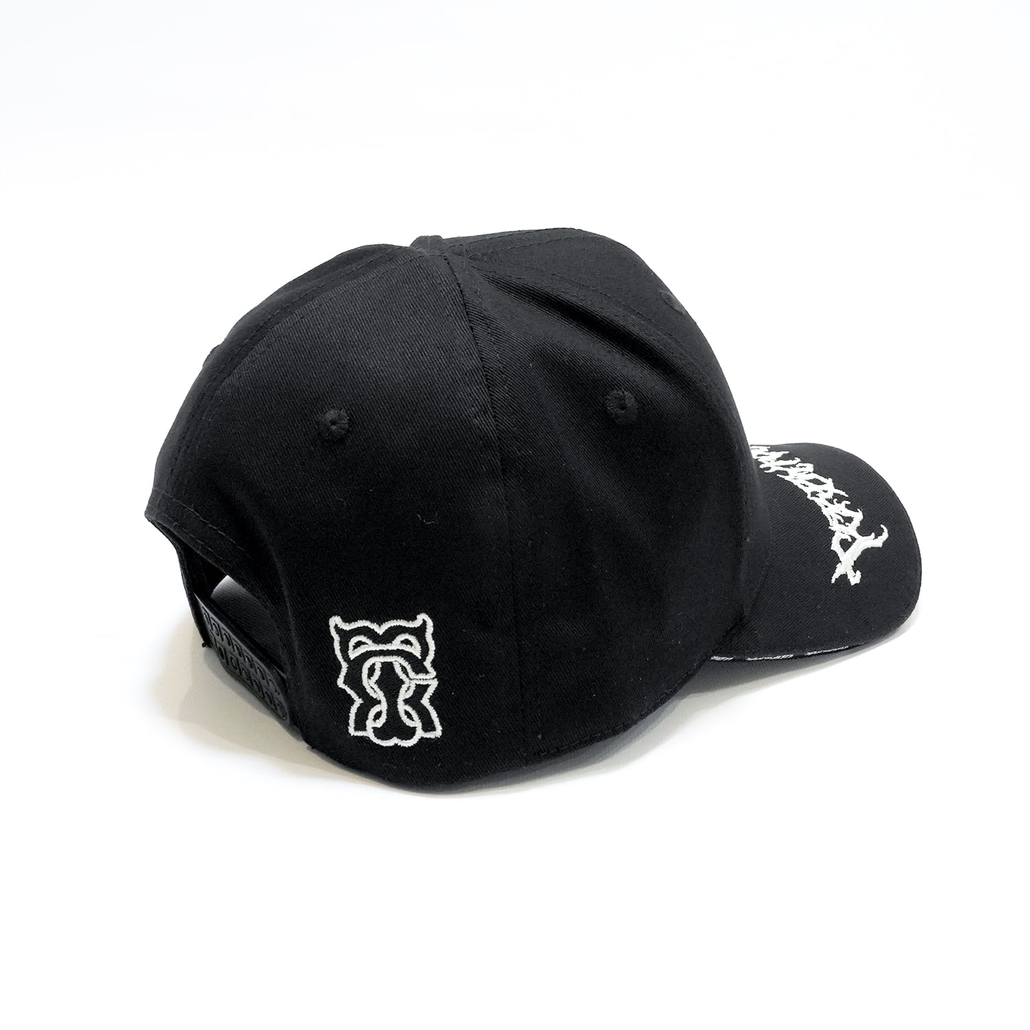 T.C.R METAL LOGO 6PANEL TRUCKER CAP - BLACK