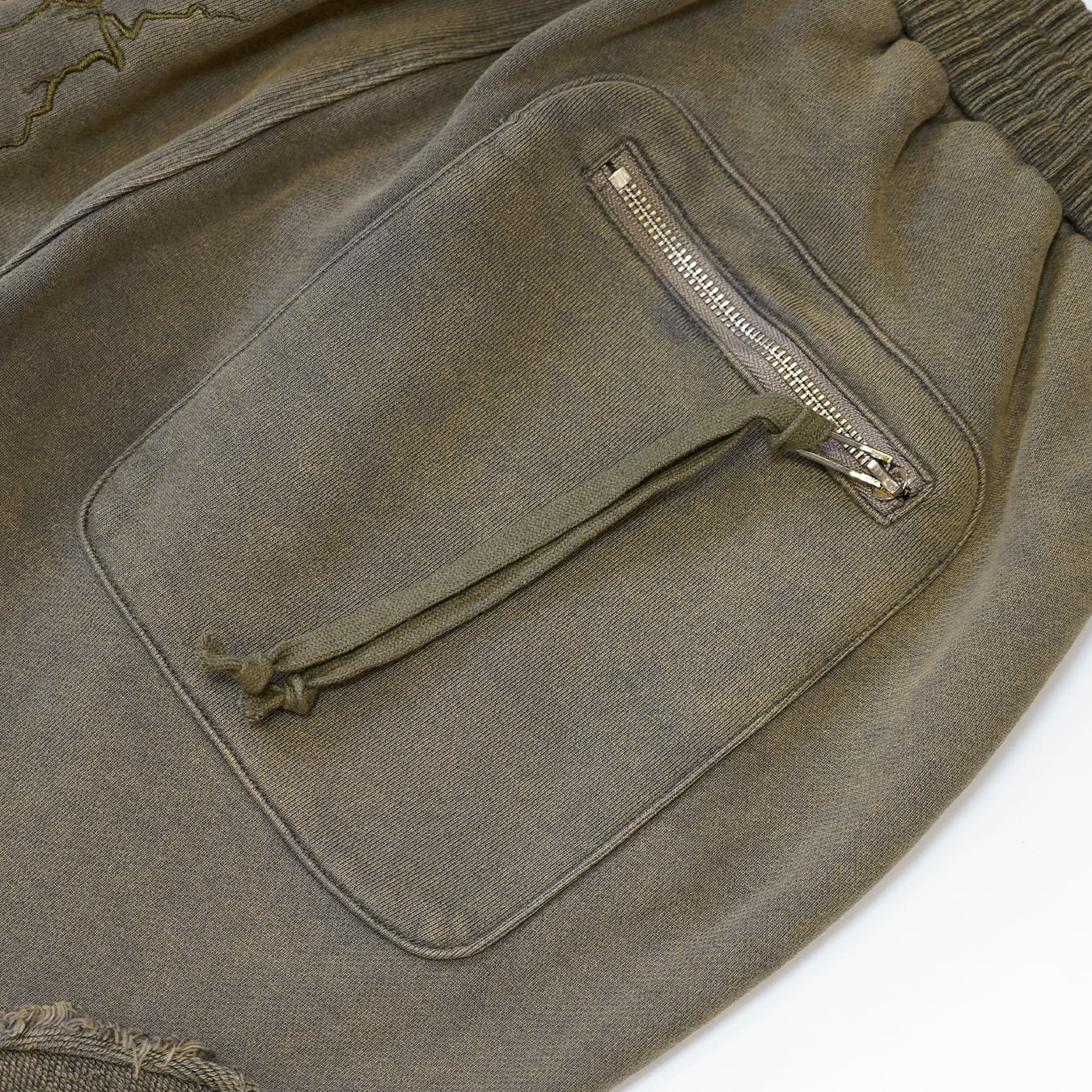T.C.R DISTRESSED WASHED BAGGY SWEAT PANTS - KHAKI