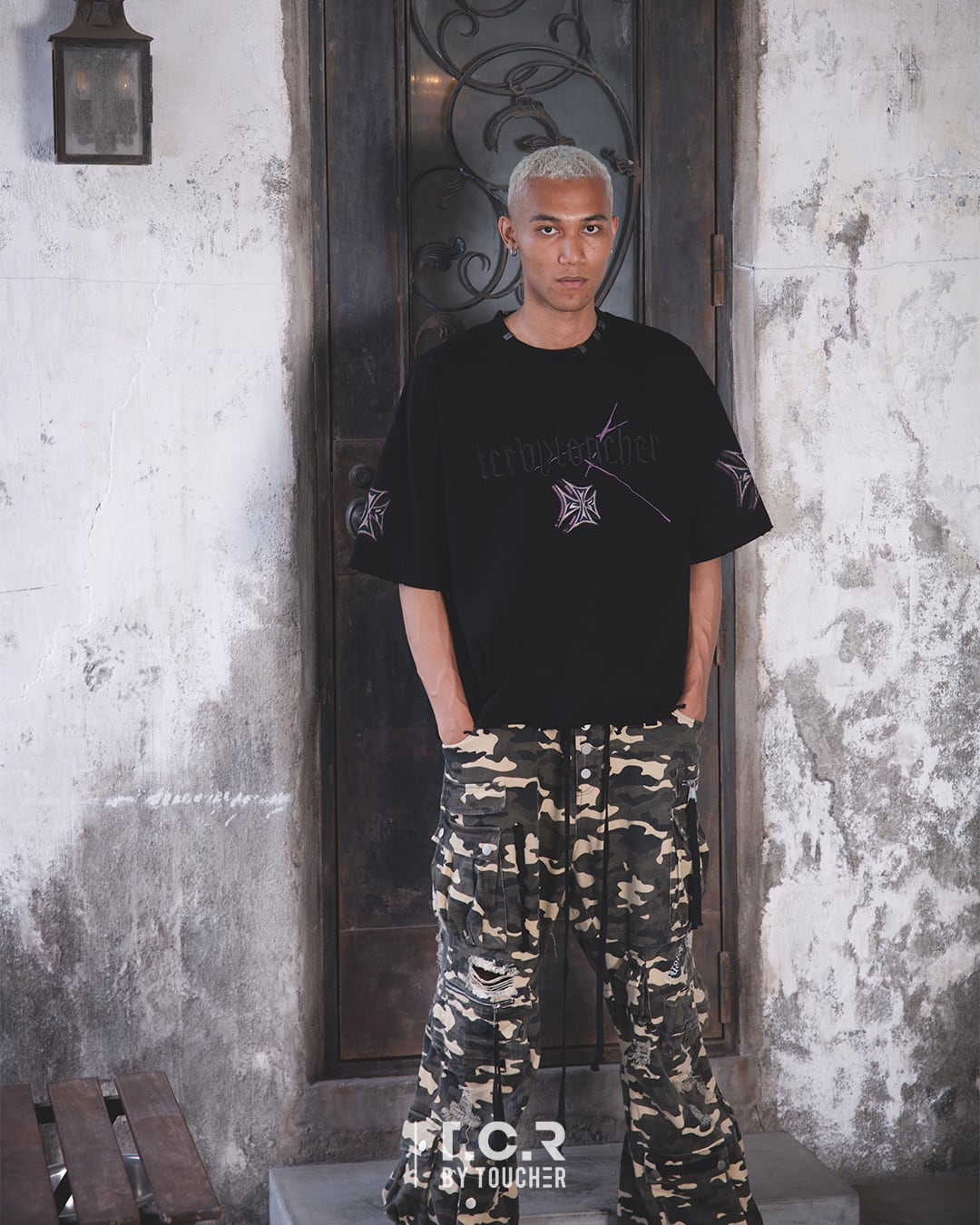 T.C.R CROSS LOGO DAMAGE S/S TEE - BLACK