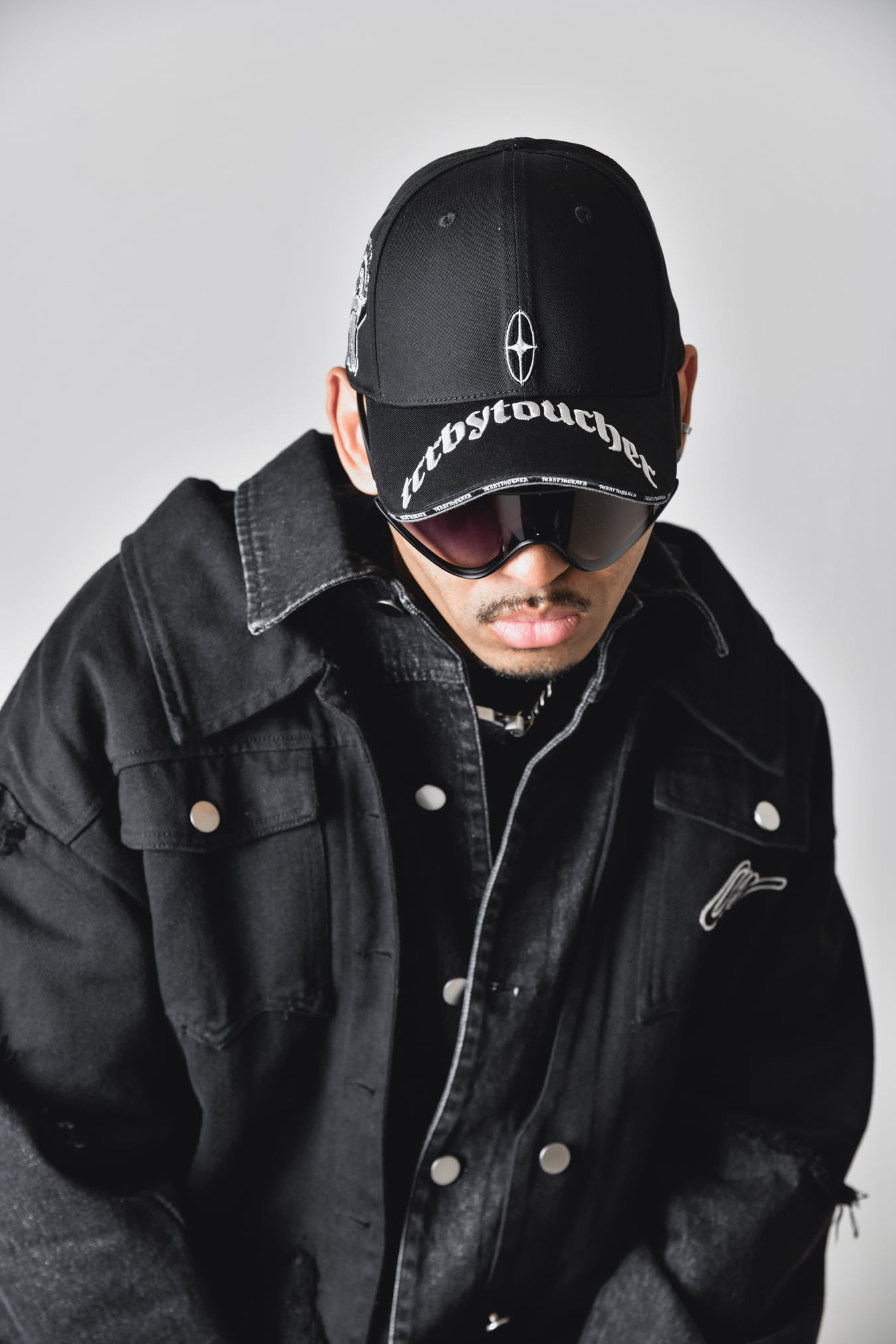 T.C.R VISOR LOGO 6PANEL JESUS CAP - BLACK