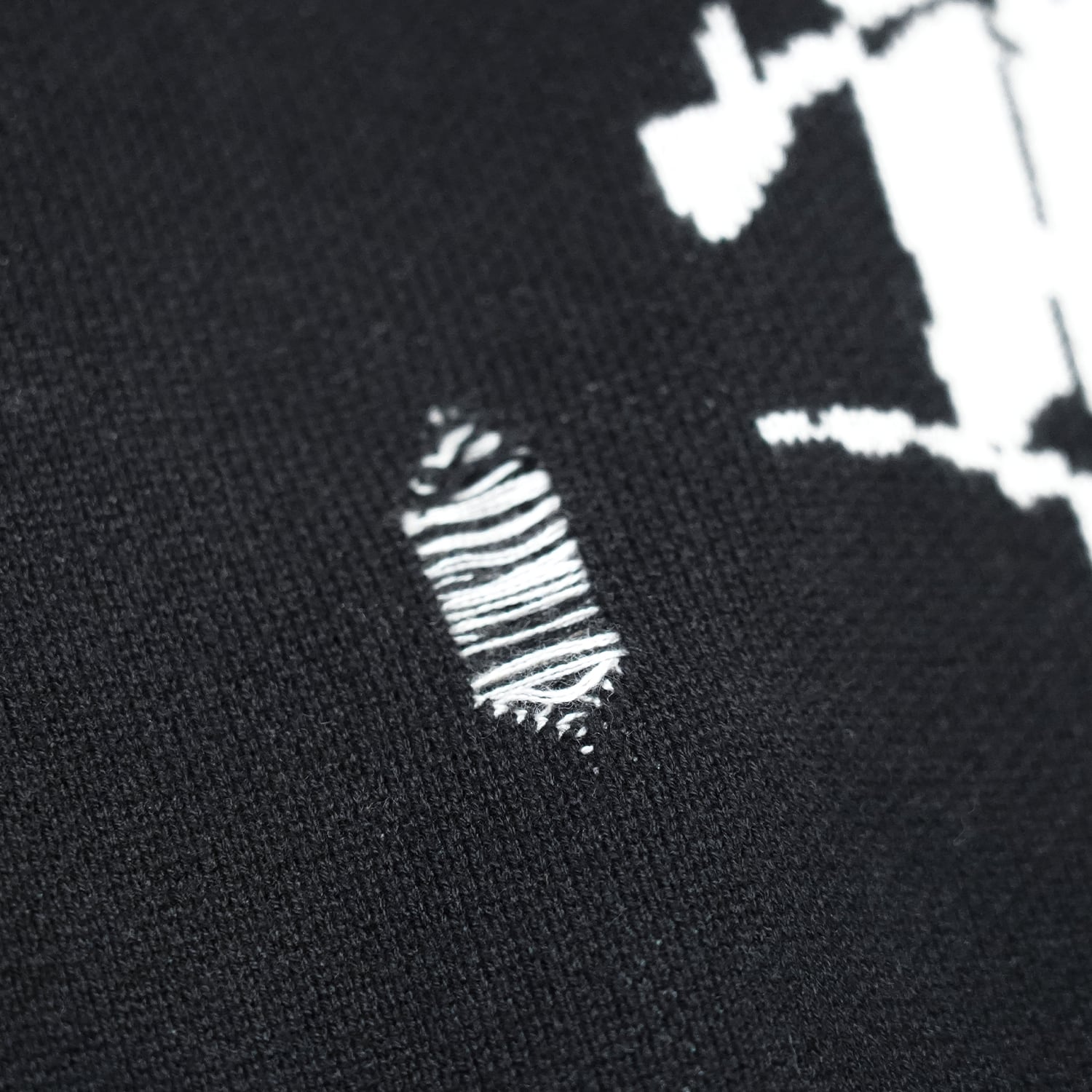 T.C.R REVARSE LOGO DAMAGE SWEATER - BLACK