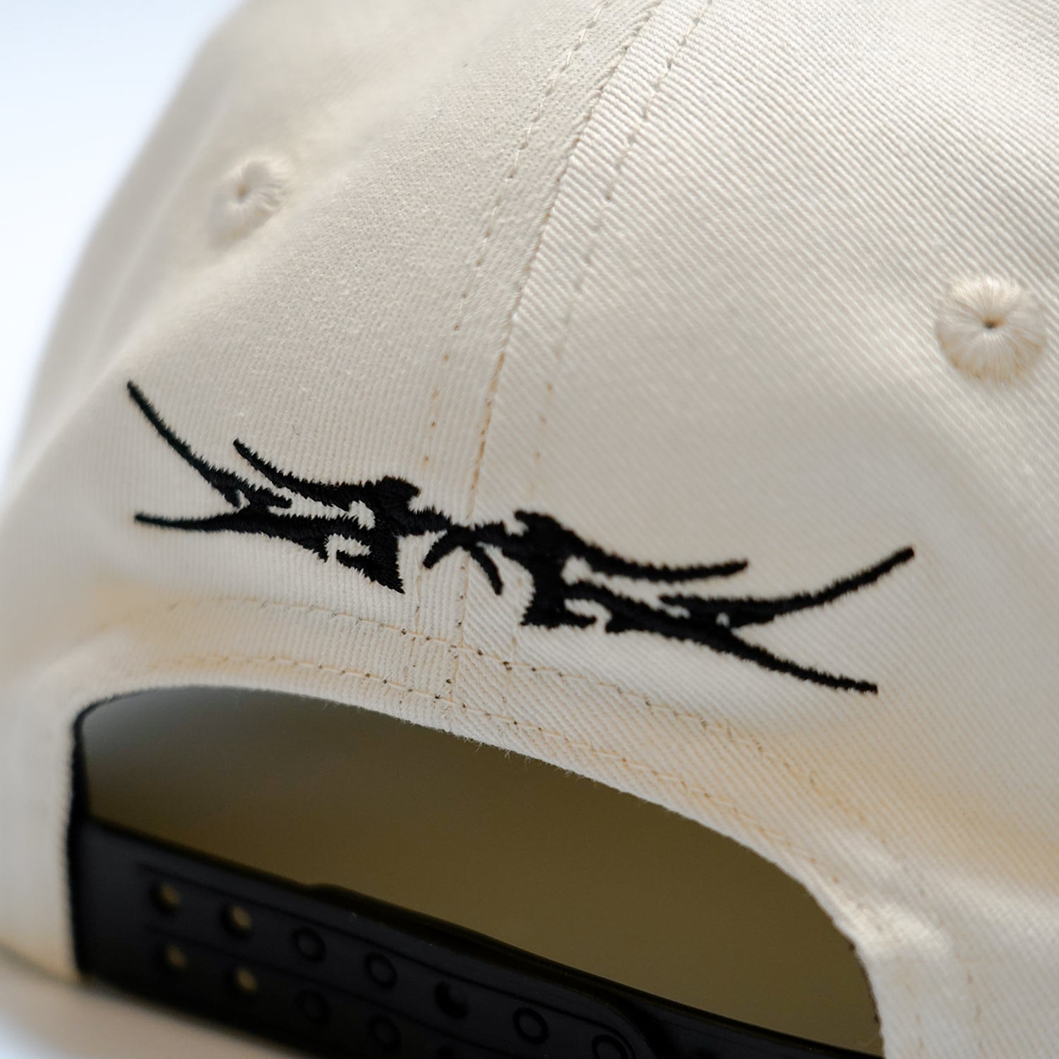 T.C.R FREE YOUR MIND 6PANEL CAP - IVORY/BLACK