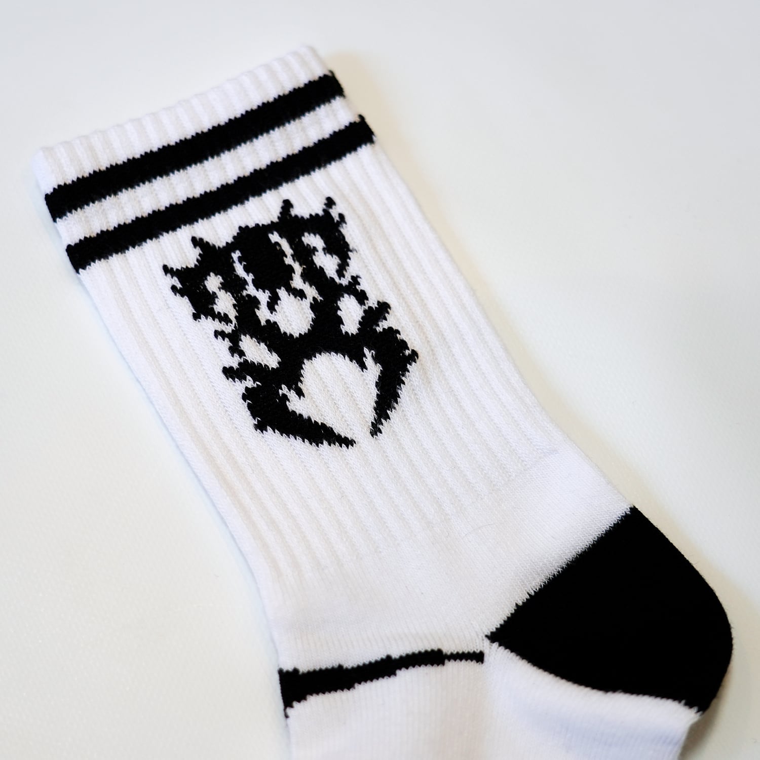 T.C.R METAL MONOGRAM LOGO SOCKS - WHITE