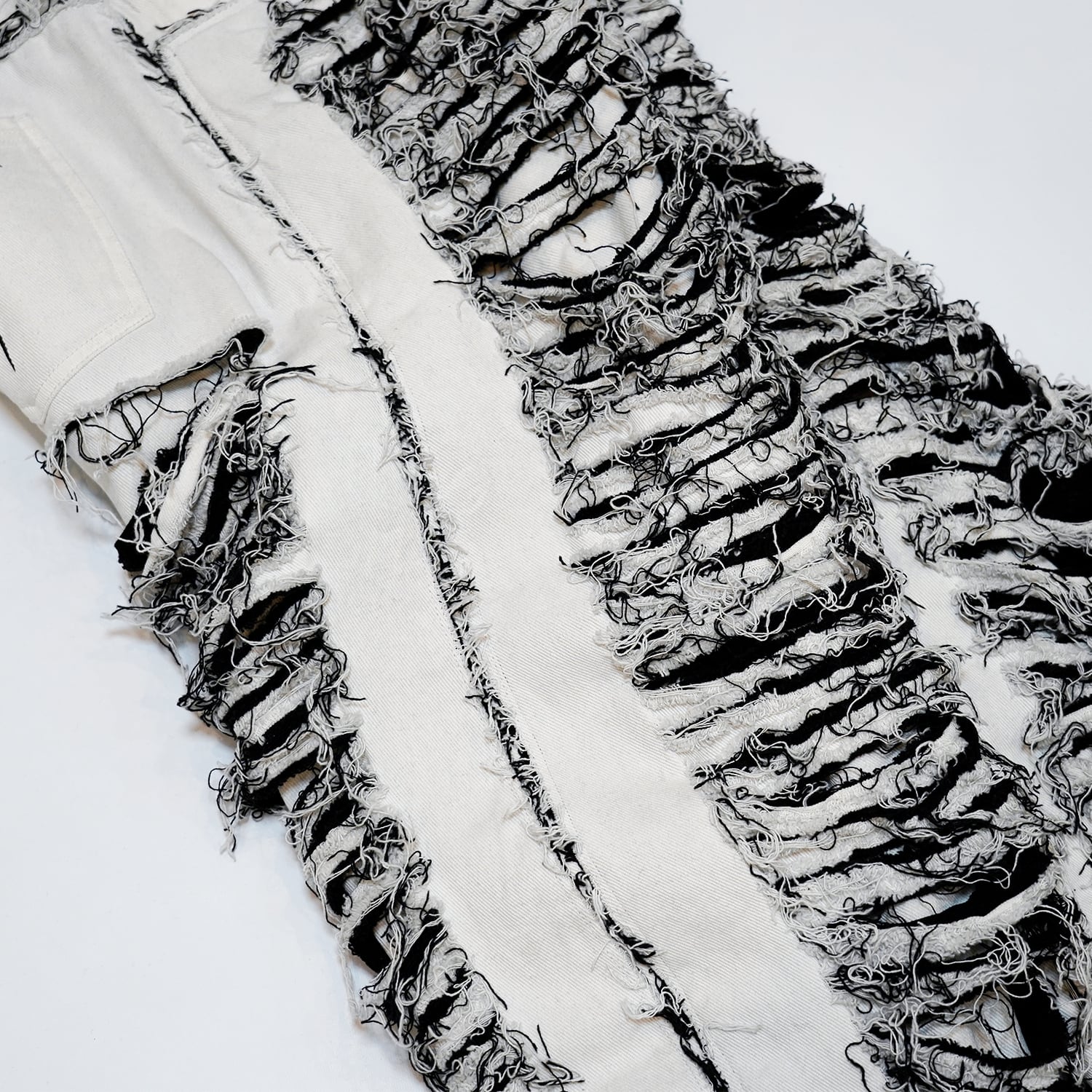 T.C.R DESTROYED CURVE LINE PANTS - WHITE