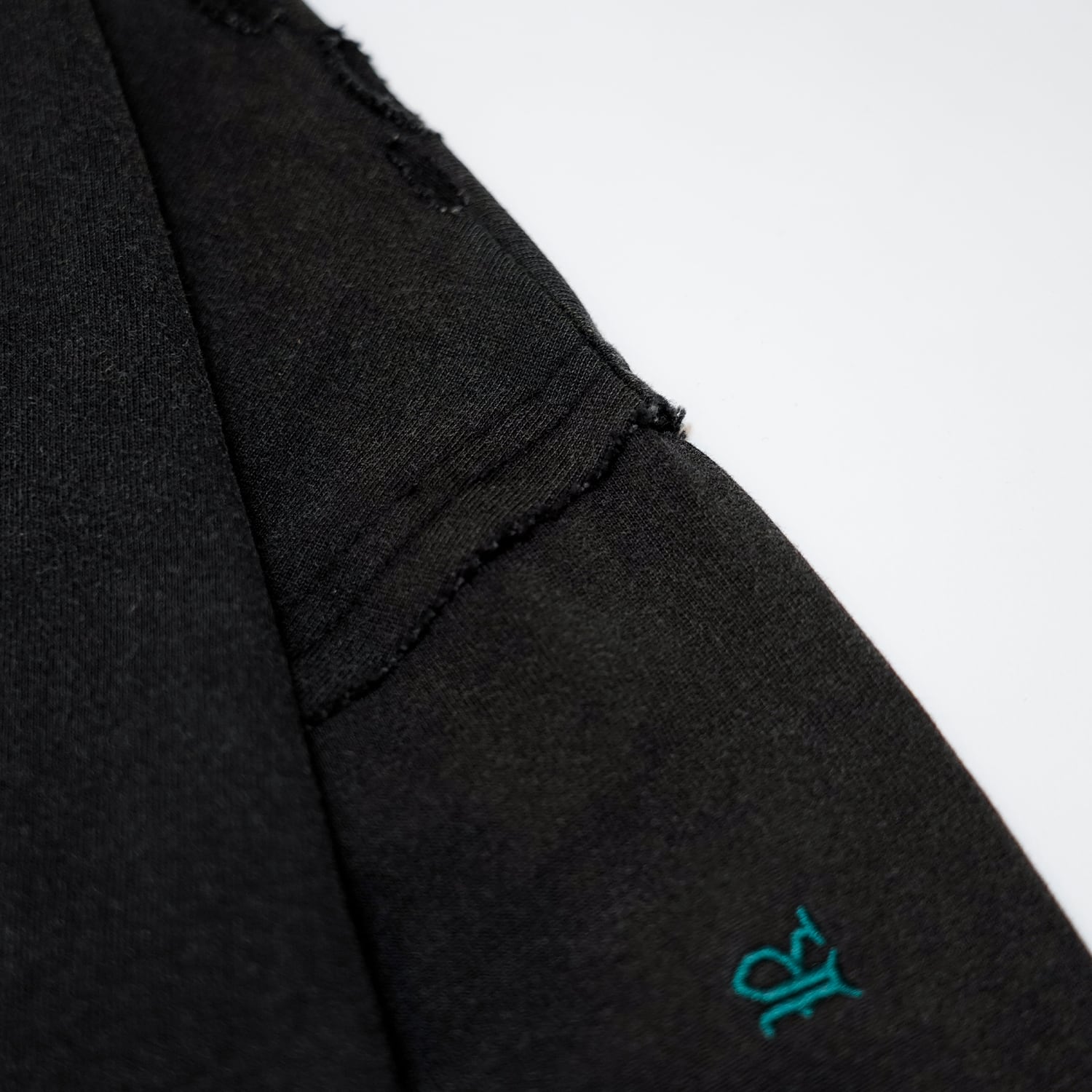 T.C.R DISTINY WASHED DAMAGE L/S TEE - BLACK