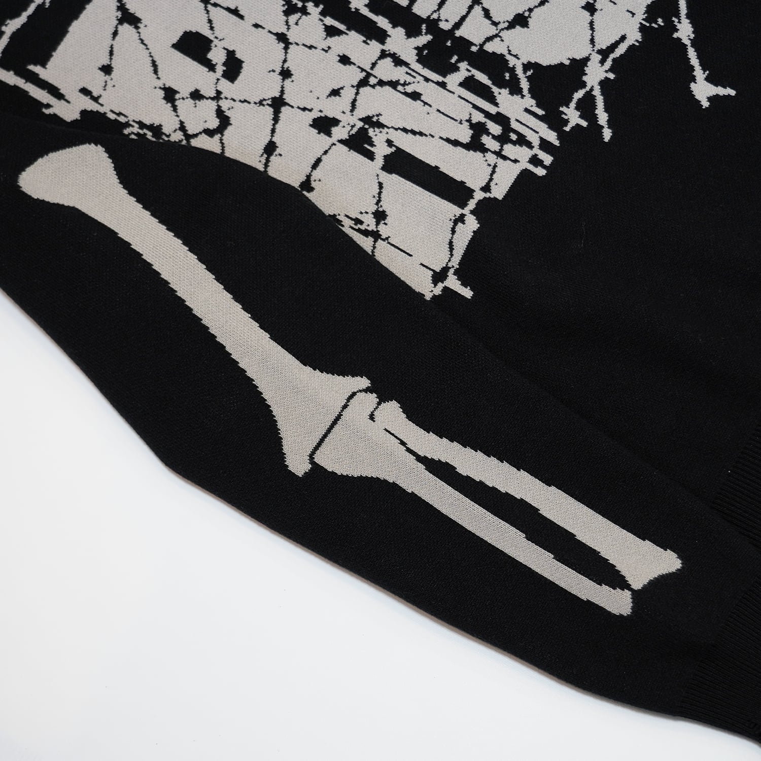 T.C.R REVARSE LOGO DAMAGE SWEATER - BLACK