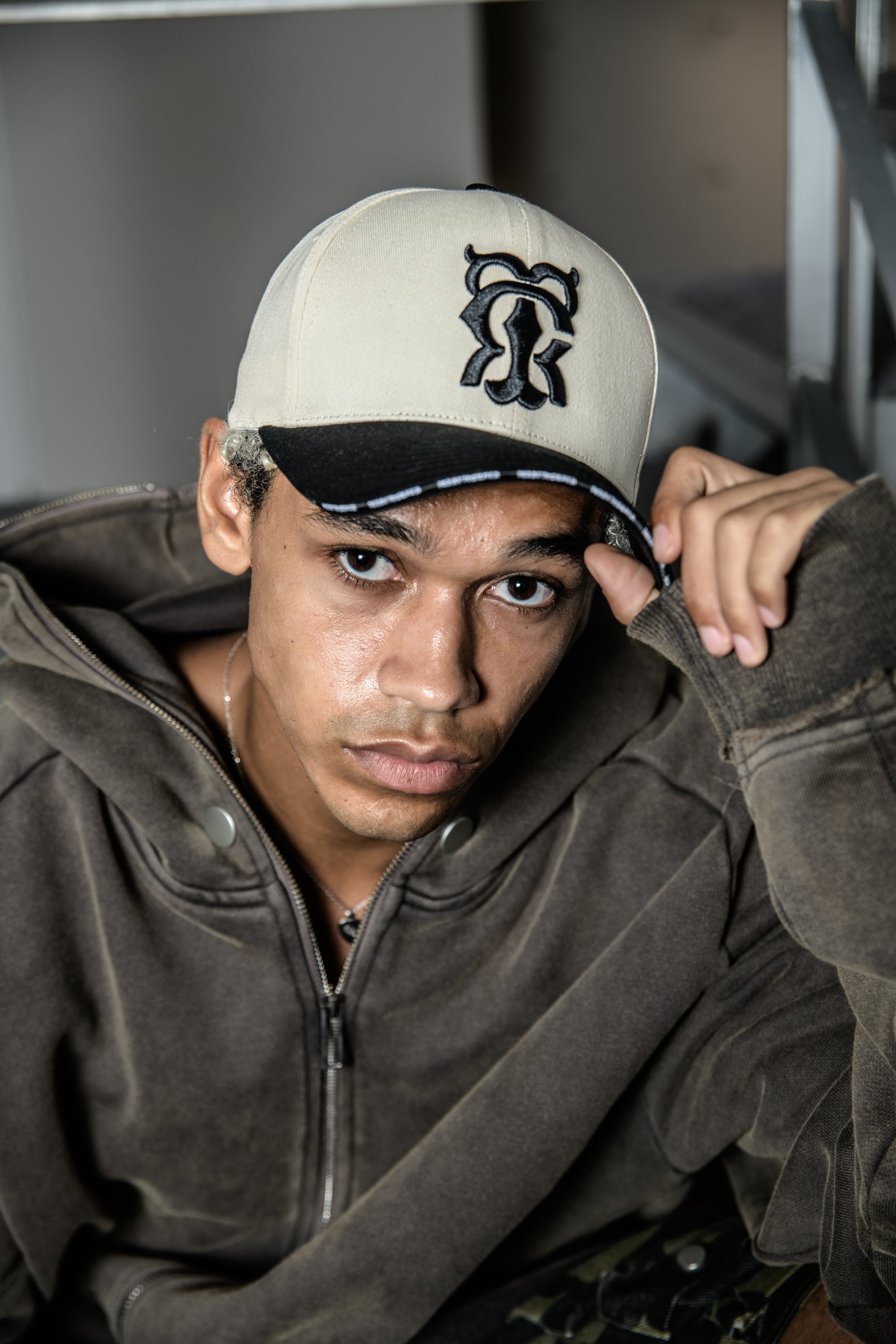 T.C.R MONOGRAM LOGO 6PANEL TRUCKER CAP - BEIGE / BLACK