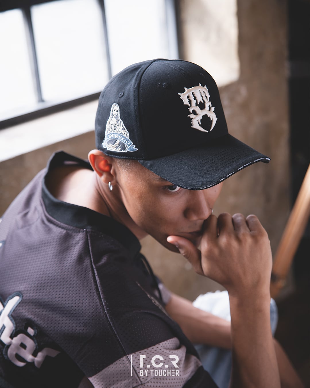 T.C.R METAL MONOGRAM LOGO 6PANEL CAP - BLACK