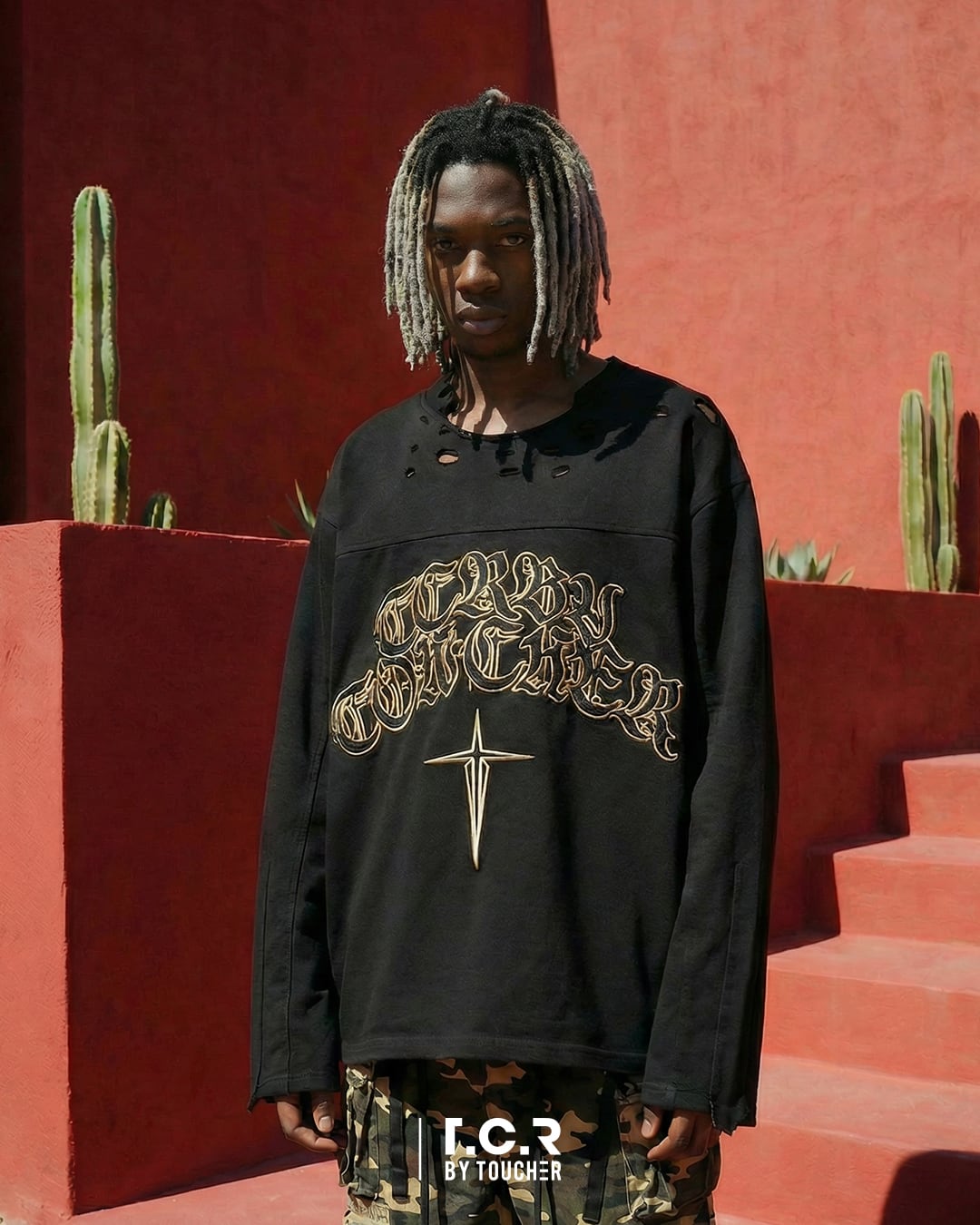 T.C.R LOGO DISTRESSED PANEL L/S TEE - BLACK