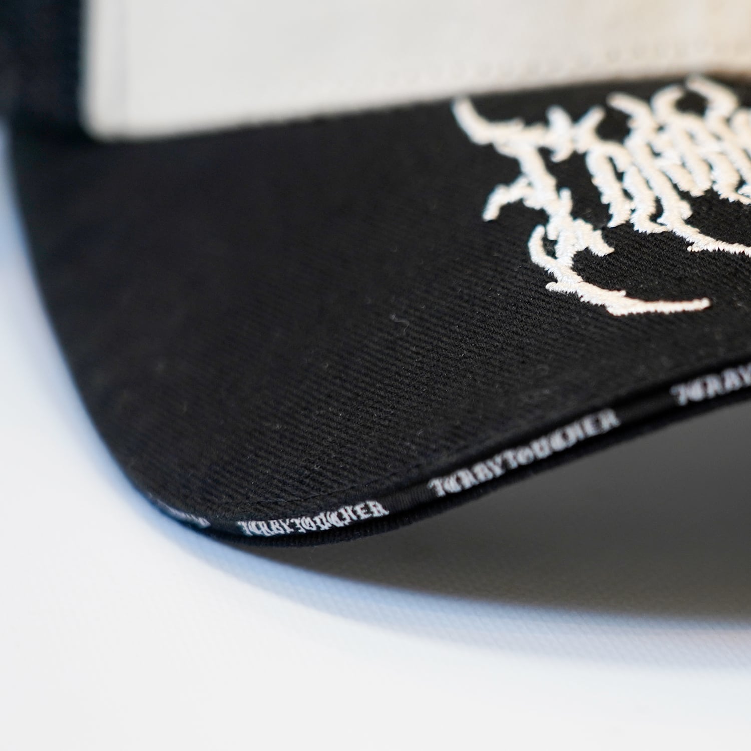 T.C.R MIND CNTRL 6PANEL SNAP BACK MESH LOW CAP - BLACK / BEIGE