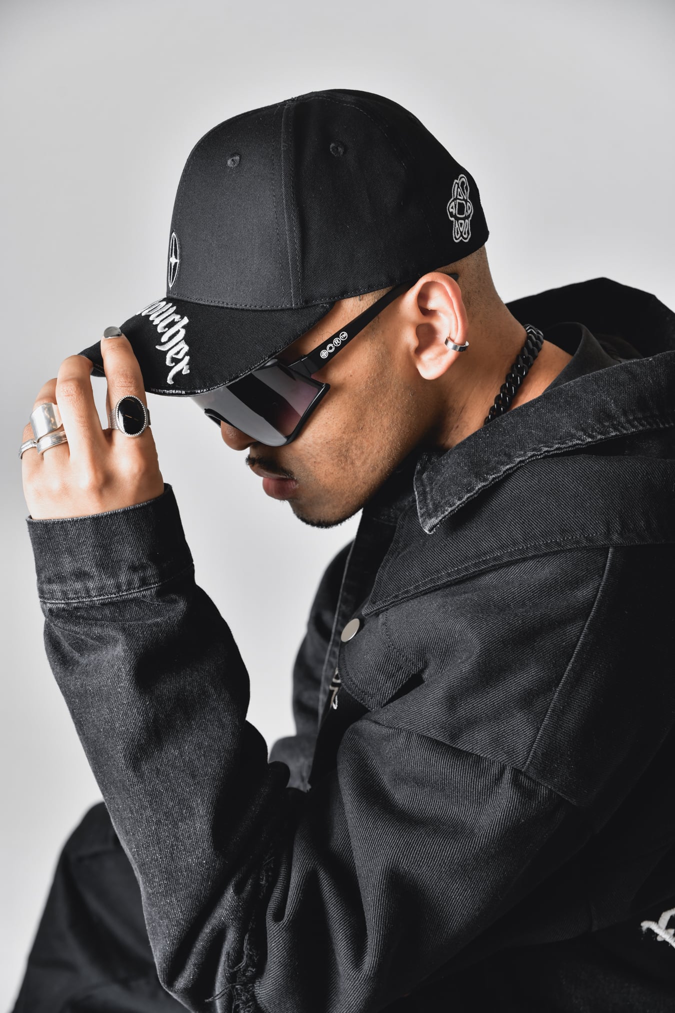 T.C.R VISOR LOGO 6PANEL JESUS CAP - BLACK