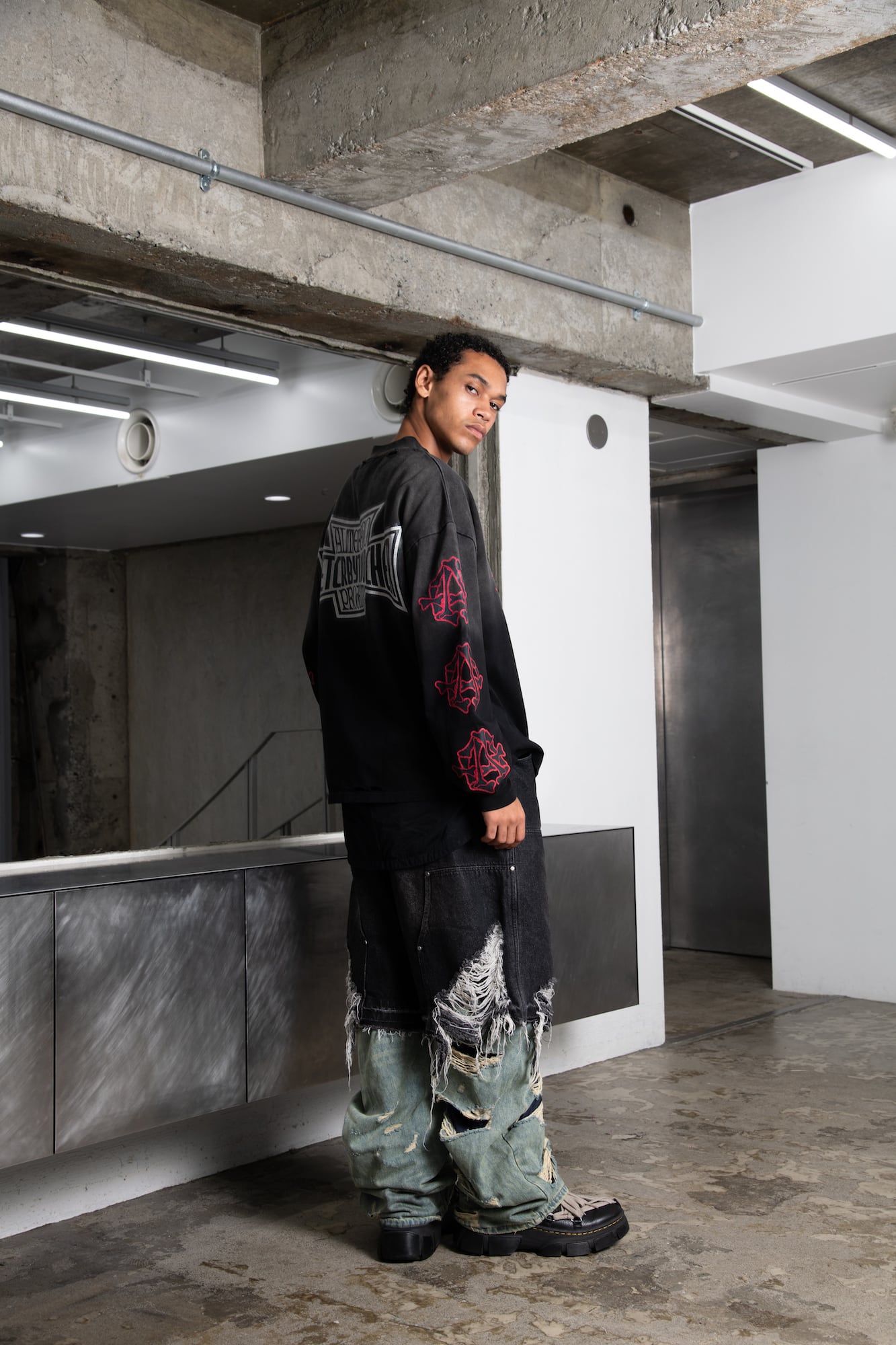 T.C.R TRIBAL SKULL EMBLEM FADED L/S TEE - BLACK