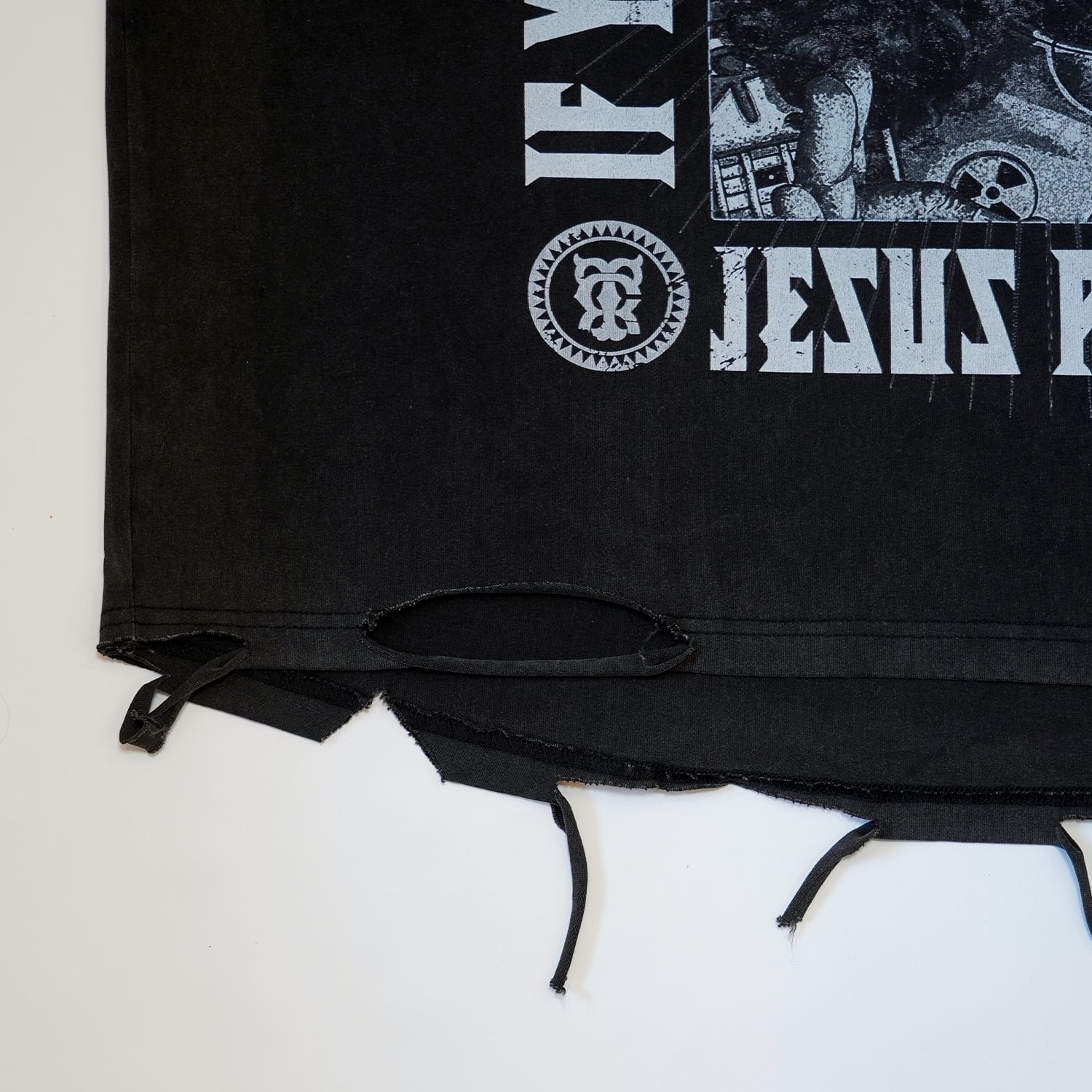 T.C.R JESUS RAVES DISTRESSED S/S TEE - BLACK
