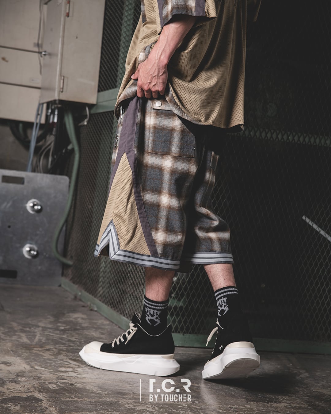 T.C.R TEMPTING MESH SHORTS - KHAKI