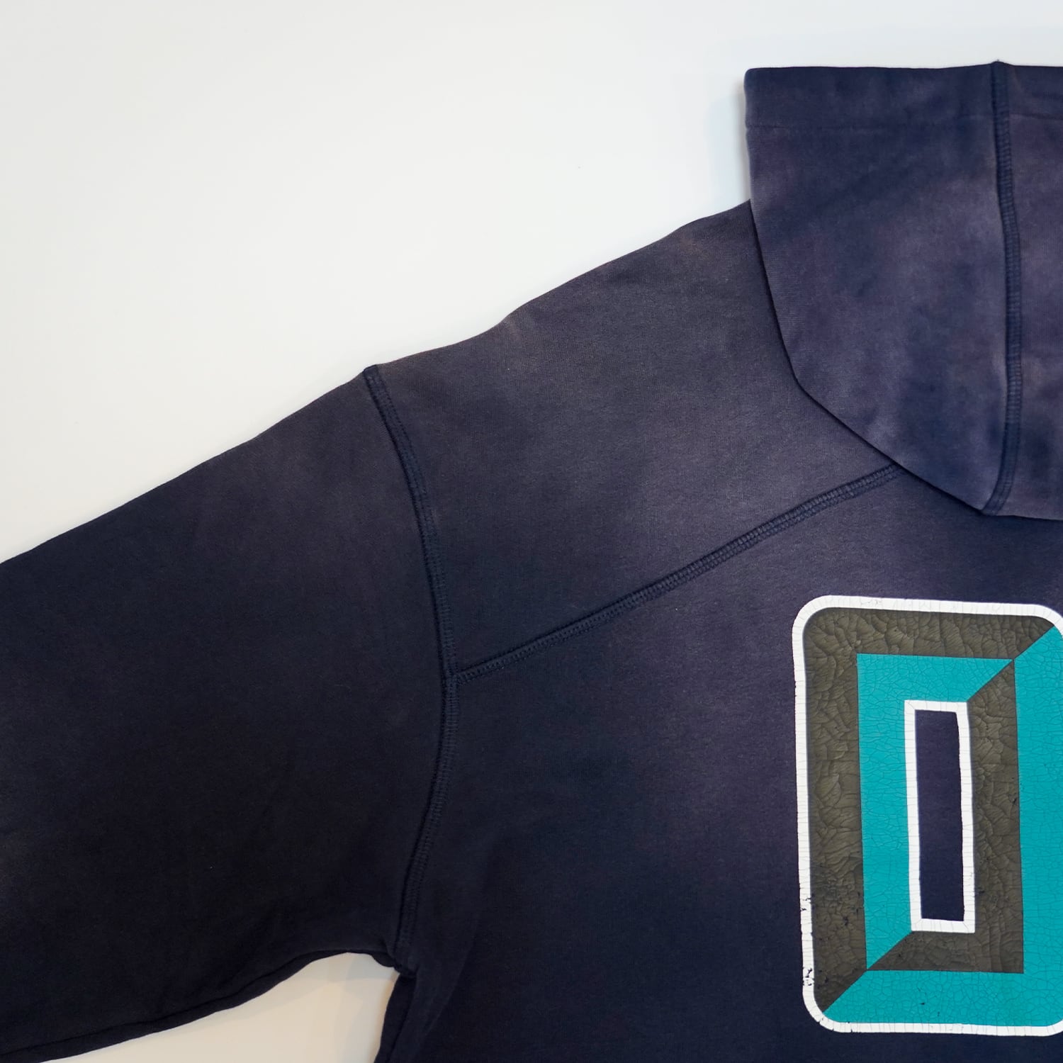 T.C.R METAL LOGO FADE WASHED HOODIE - NAVY