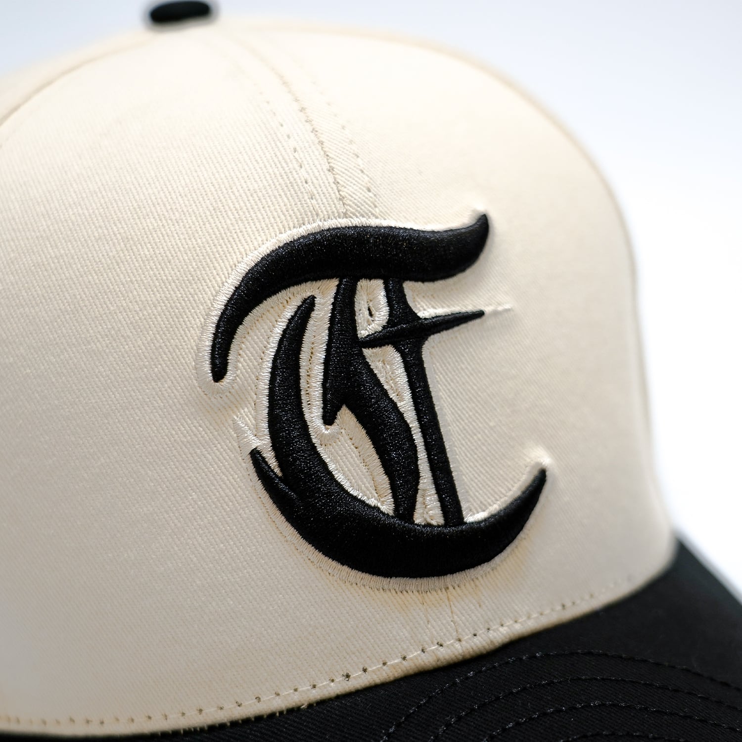 T.C.R FREE YOUR MIND 6PANEL CAP - IVORY/BLACK