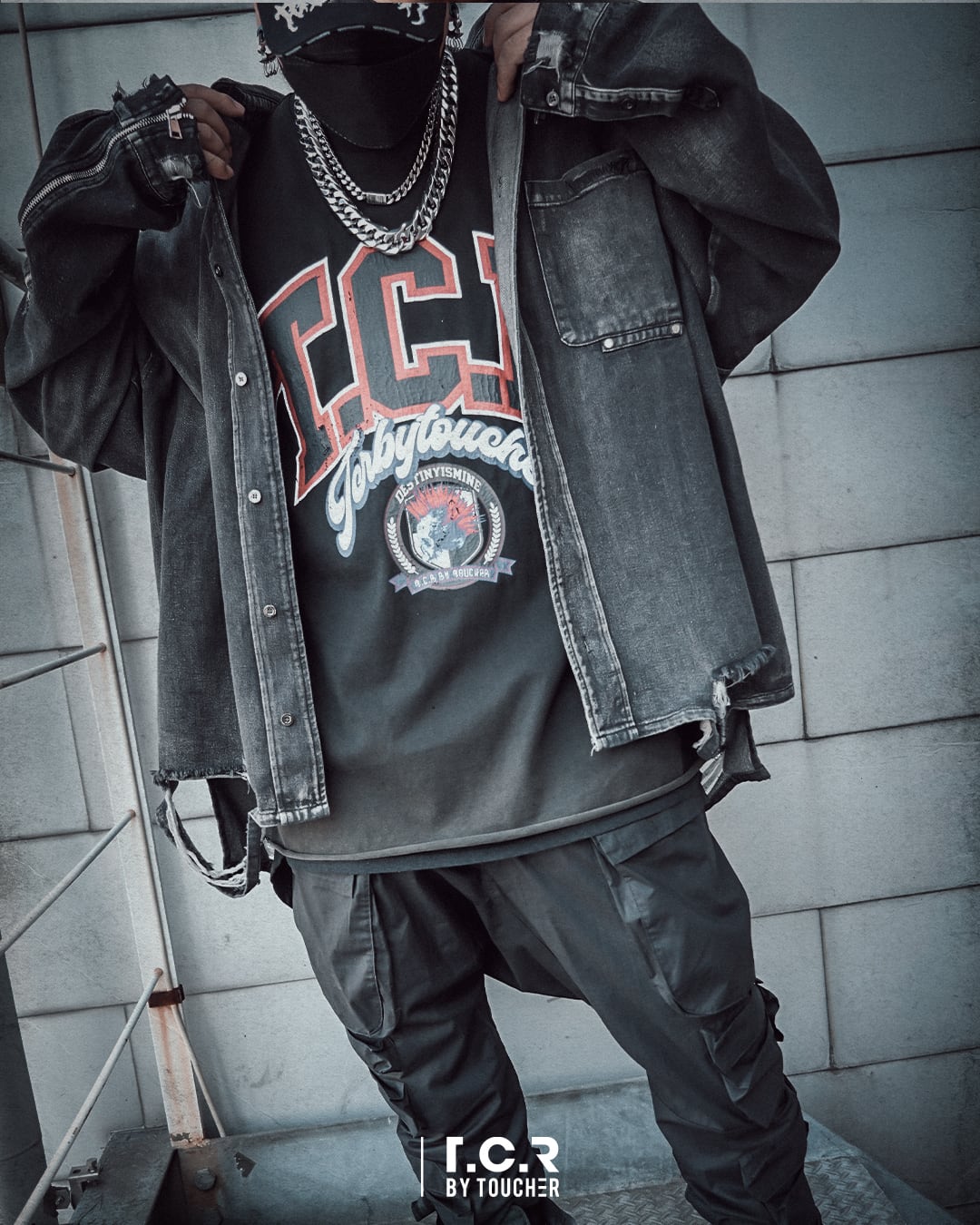 T.C.R COLLEGE LOGO CROPPED WASH S/S TEE - RED / BLACK