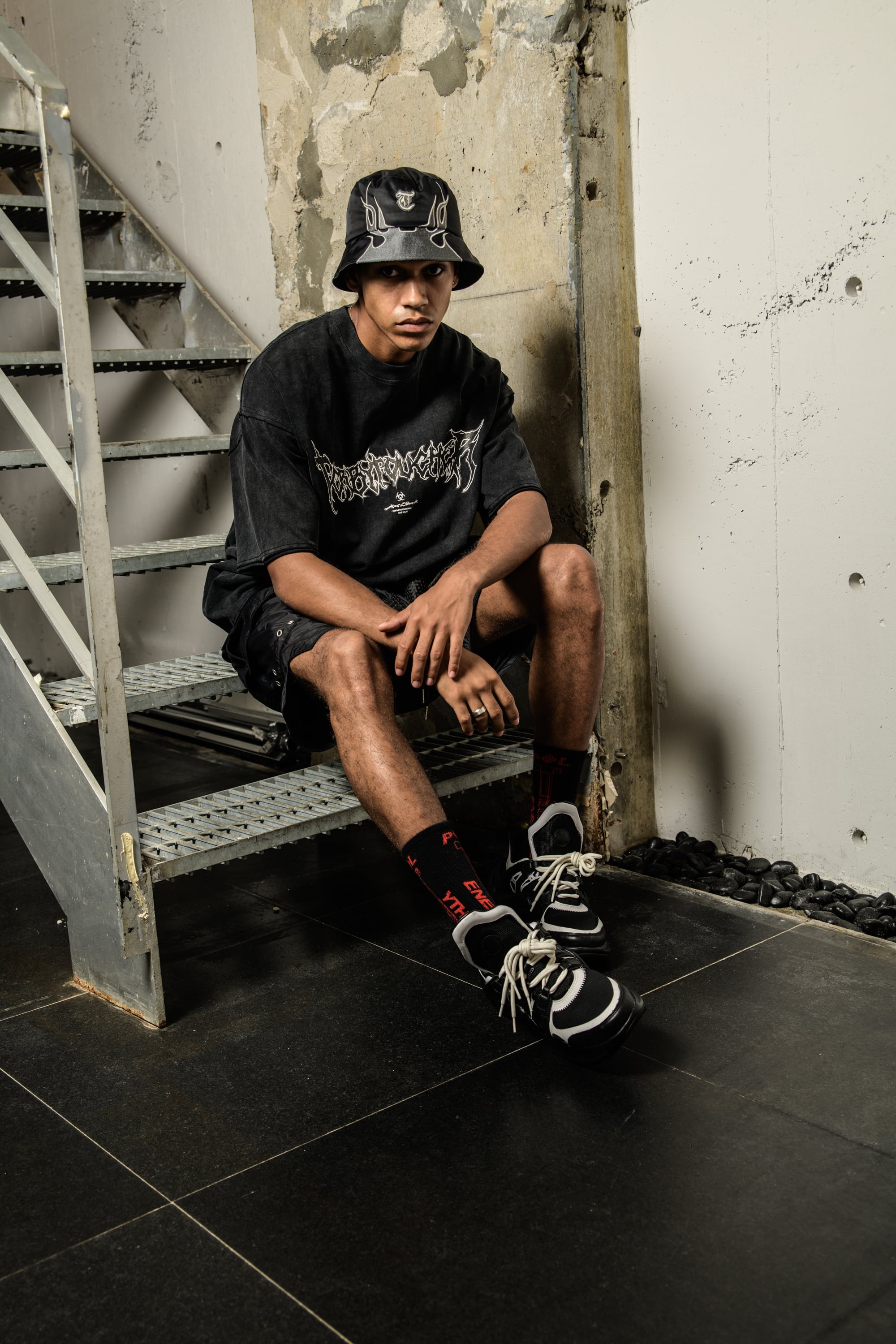 T.C.R METAL LOGO ACID WASH S/S TEE - BLACK