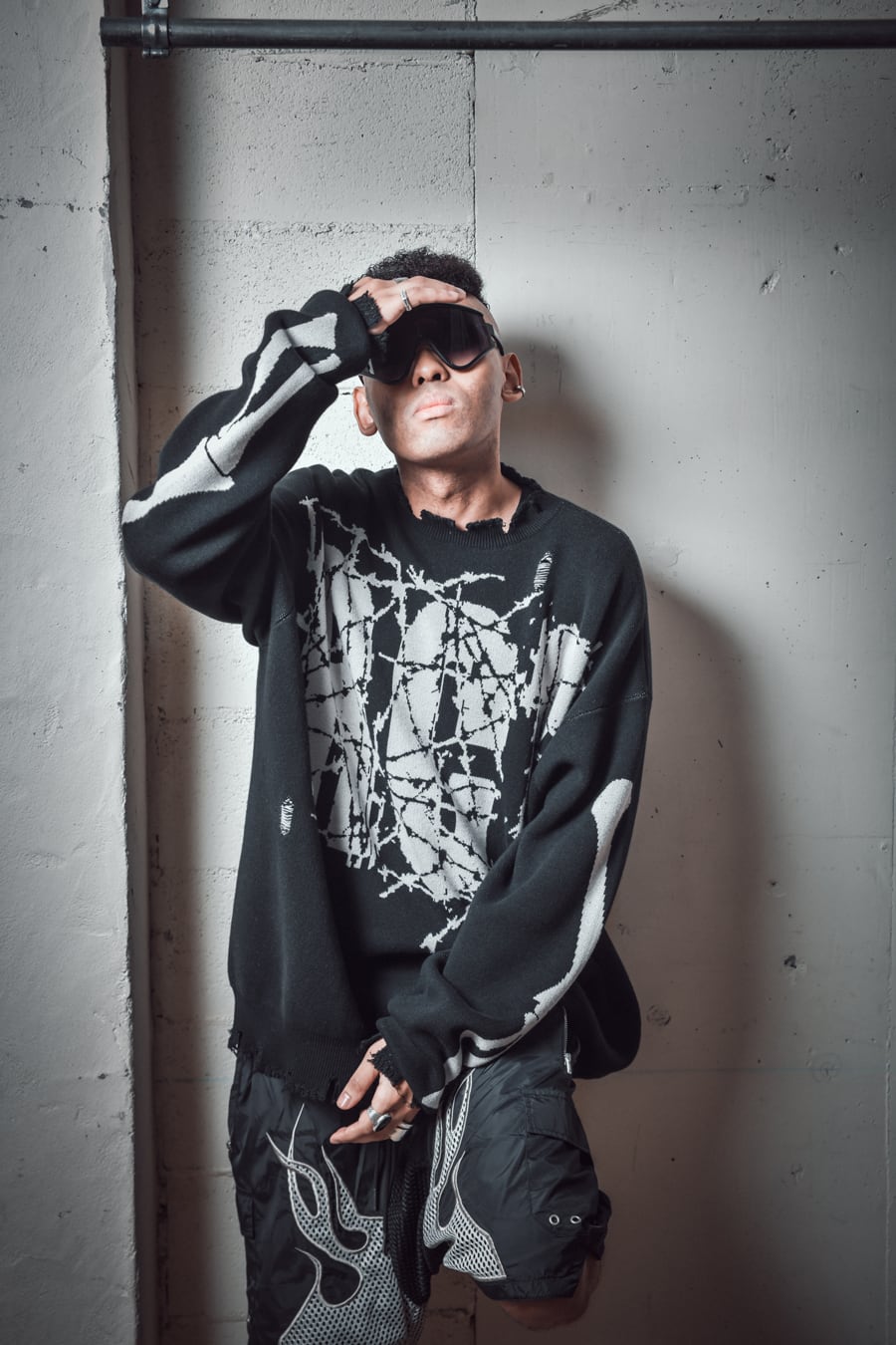 T.C.R REVARSE LOGO DAMAGE SWEATER - BLACK
