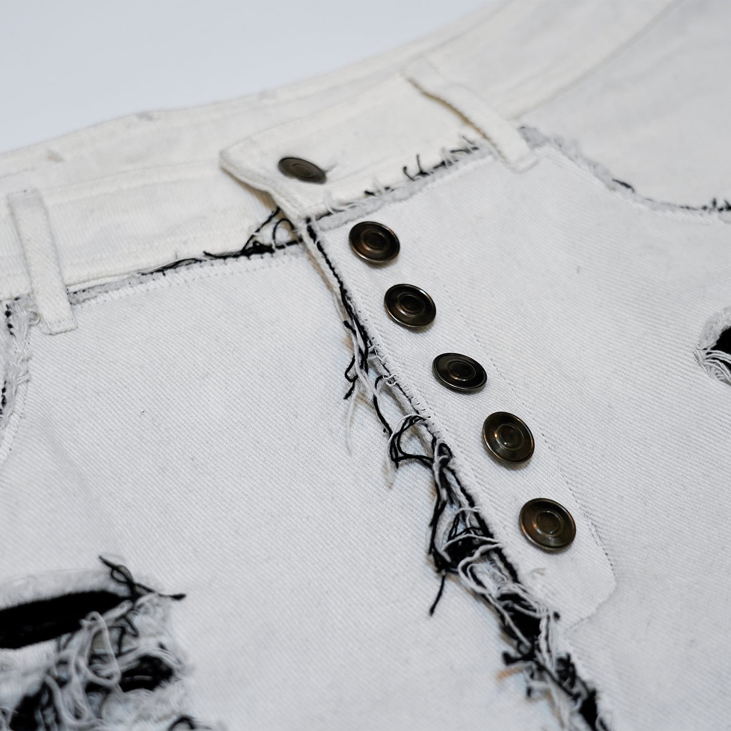 T.C.R DESTROYED CURVE LINE PANTS - WHITE