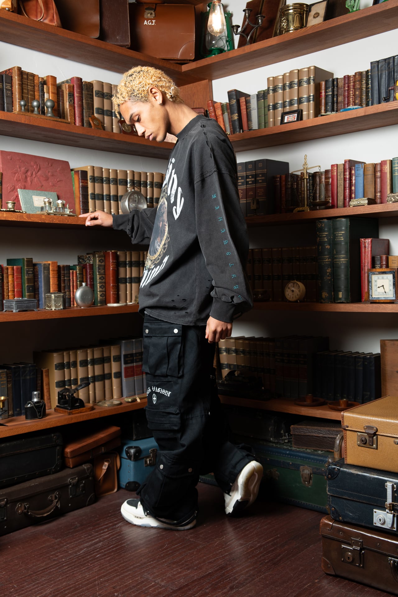 T.C.R DISTINY WASHED DAMAGE L/S TEE - BLACK