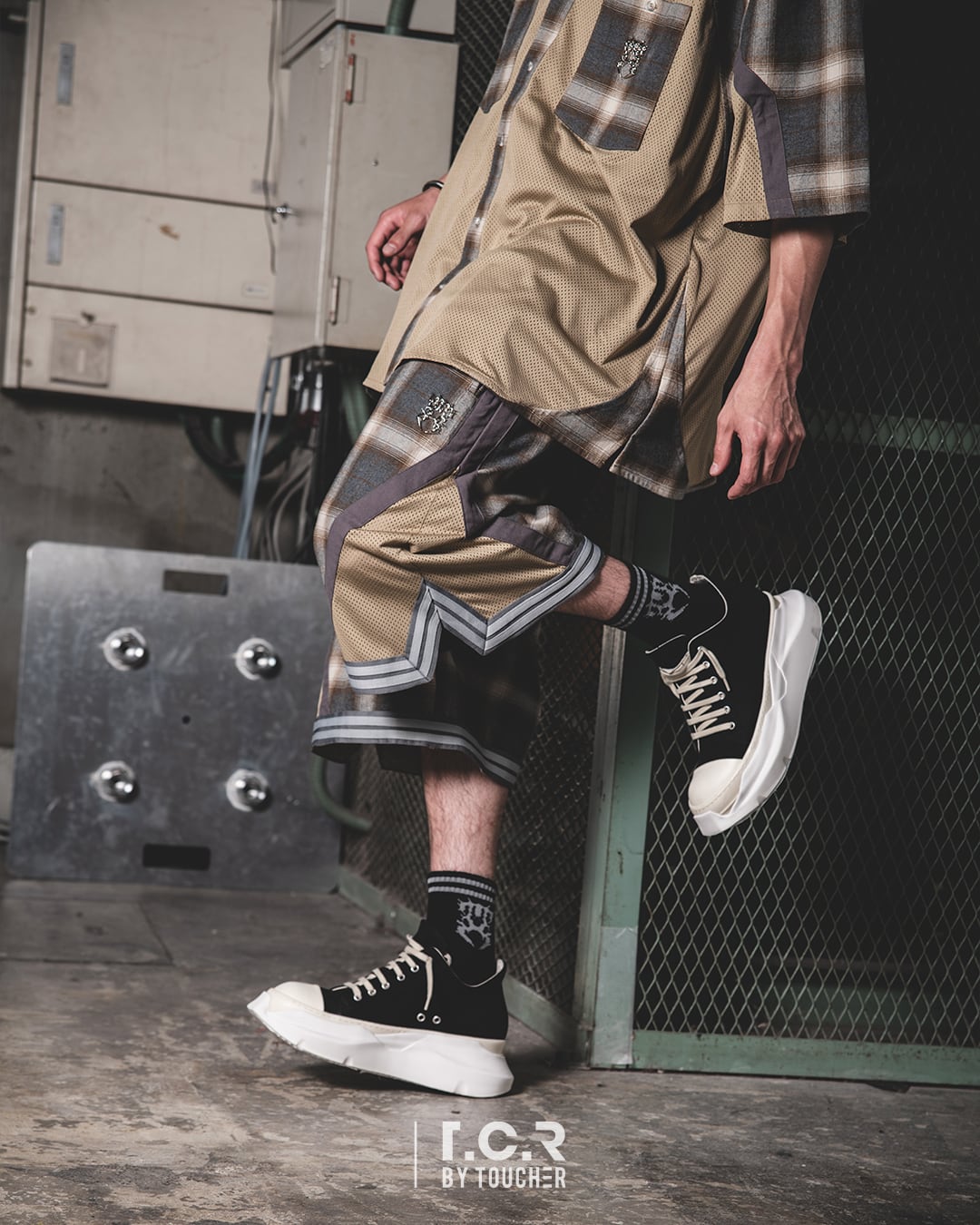 T.C.R TEMPTING MESH SHORTS - KHAKI