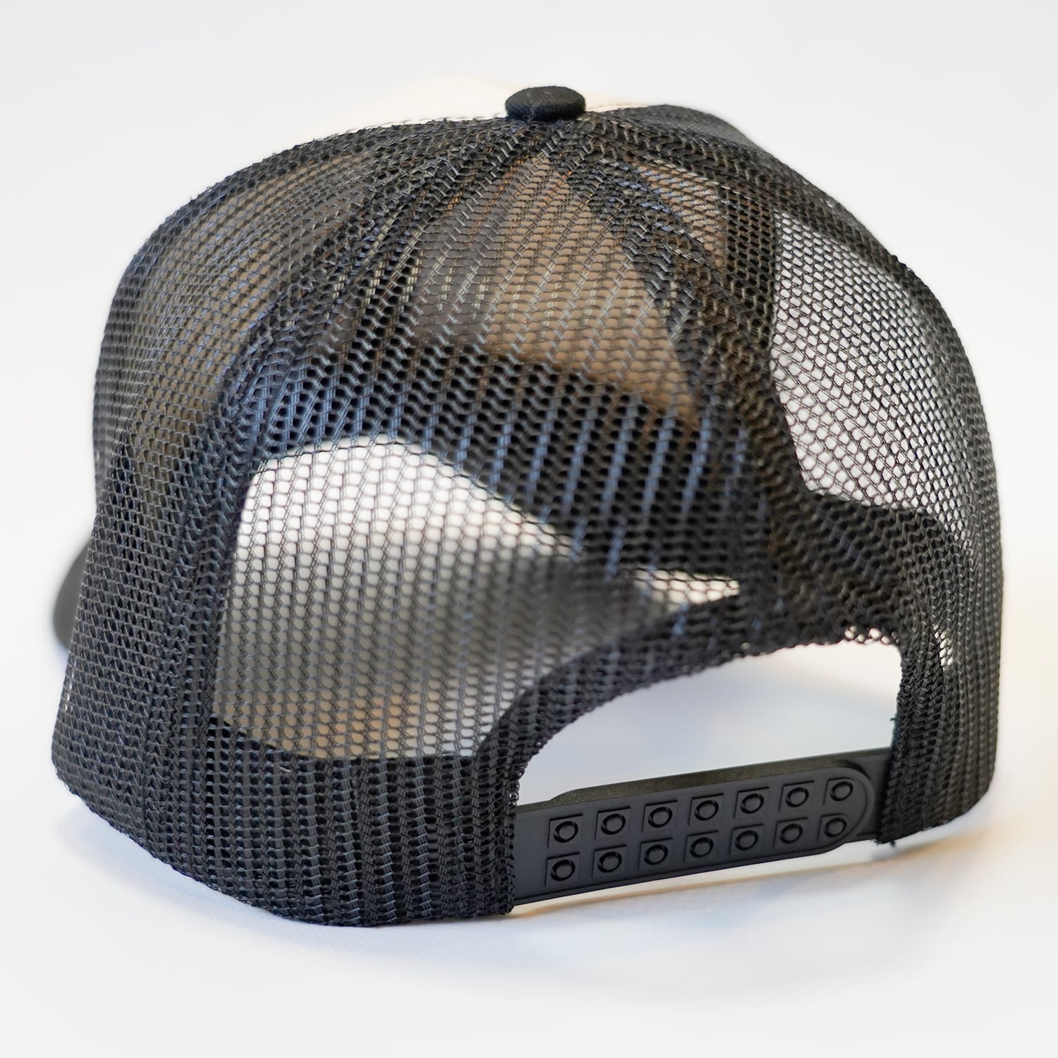 T.C.R MIND CNTRL 6PANEL  SNAP BACK MESH LOW CAP - BLACK / BEIGE