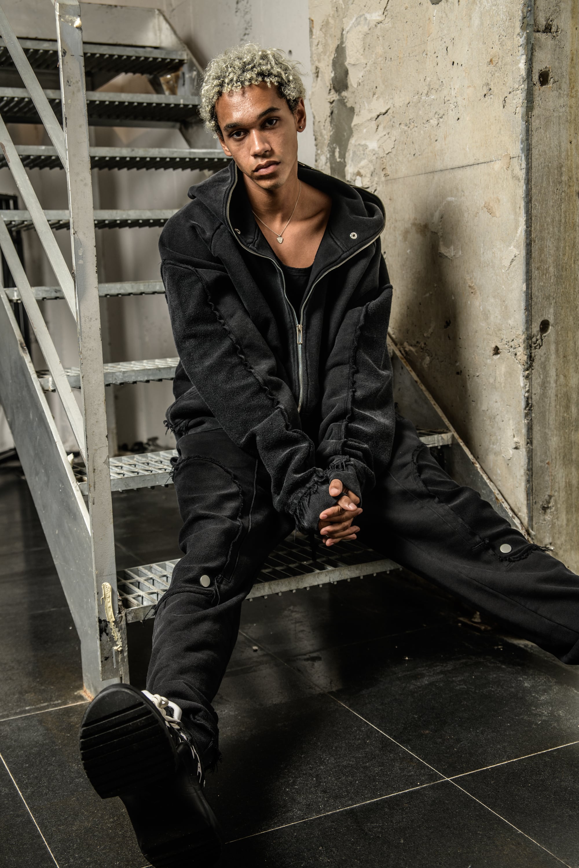 T.C.R DISTRESSED WASHED BAGGY SWEAT PANTS - BLACK