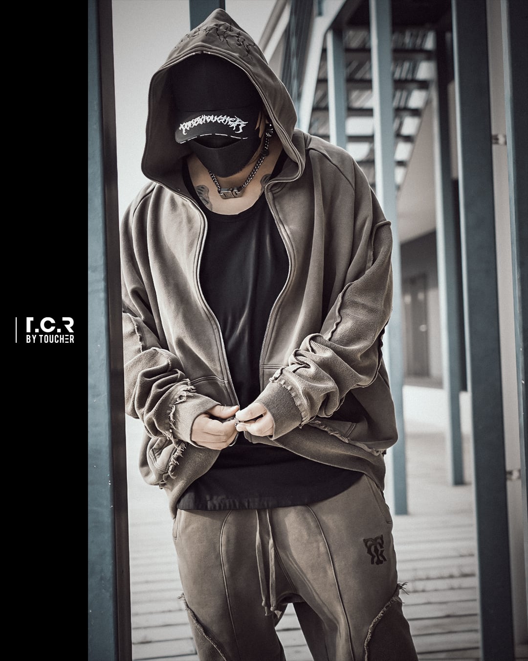 T.C.R DISTRESSED WASHED BAGGY SWEAT PANTS - KHAKI