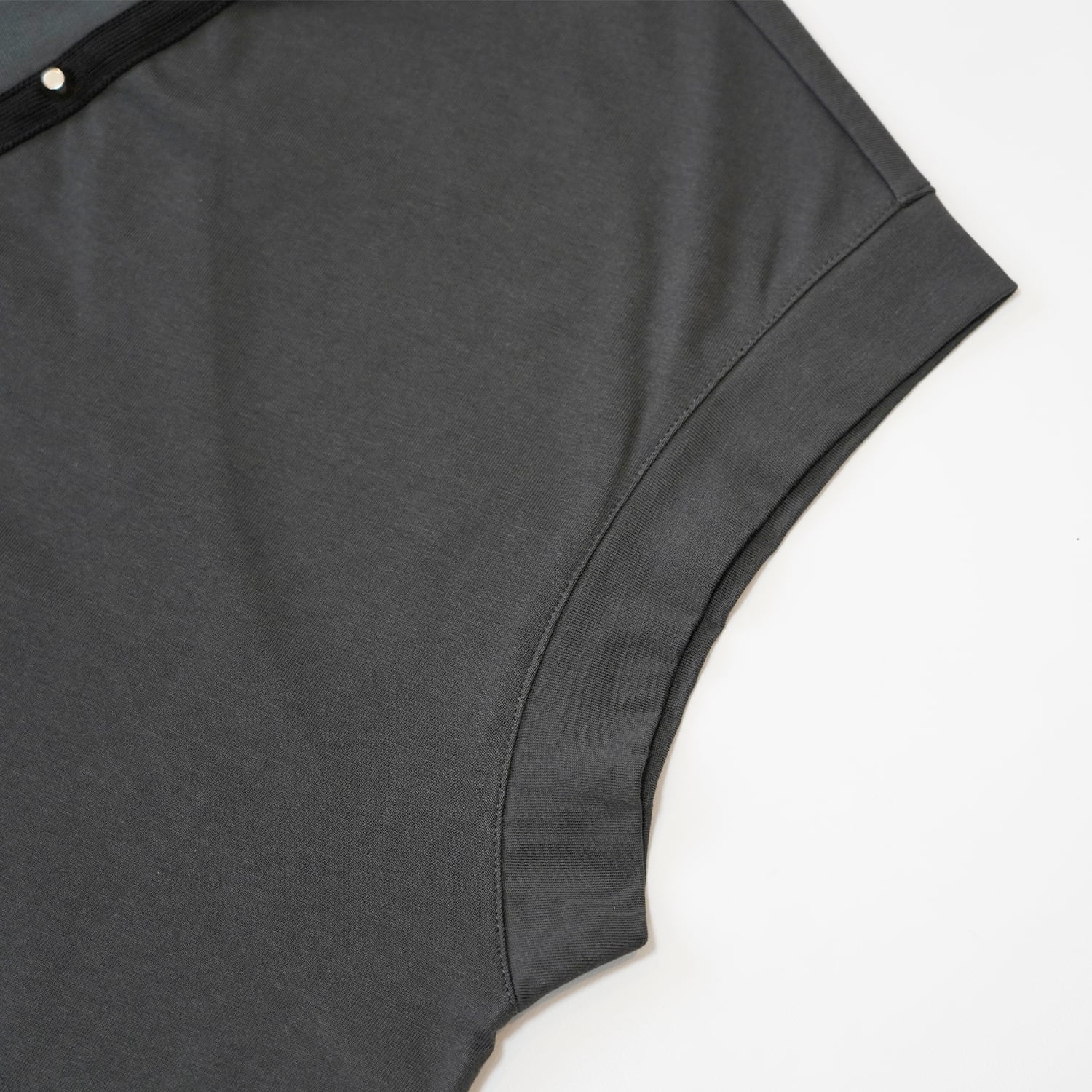 T.C.R STUDS V-NECK N/S TEE - GRAY